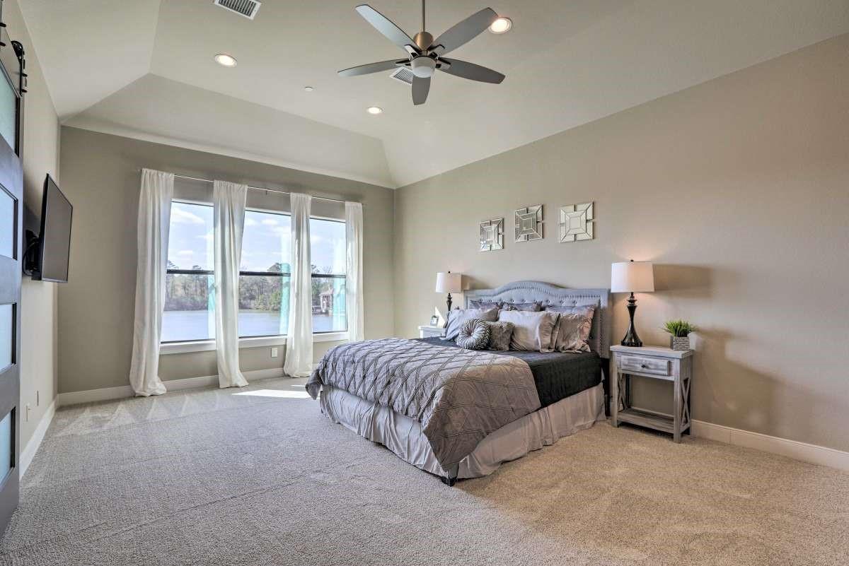Master bedroom over looking the lake area - If you have additional questions regarding 14900 Diamondhead Road  in Conroe or would like to tour the property with us call 800-660-1022 and reference MLS# 73962366.