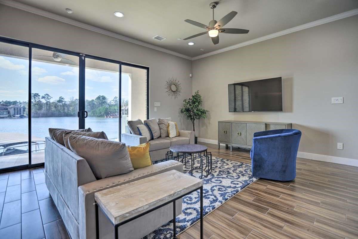 Spacious Well Lit Living room - If you have additional questions regarding 14900 Diamondhead Road  in Conroe or would like to tour the property with us call 800-660-1022 and reference MLS# 73962366.