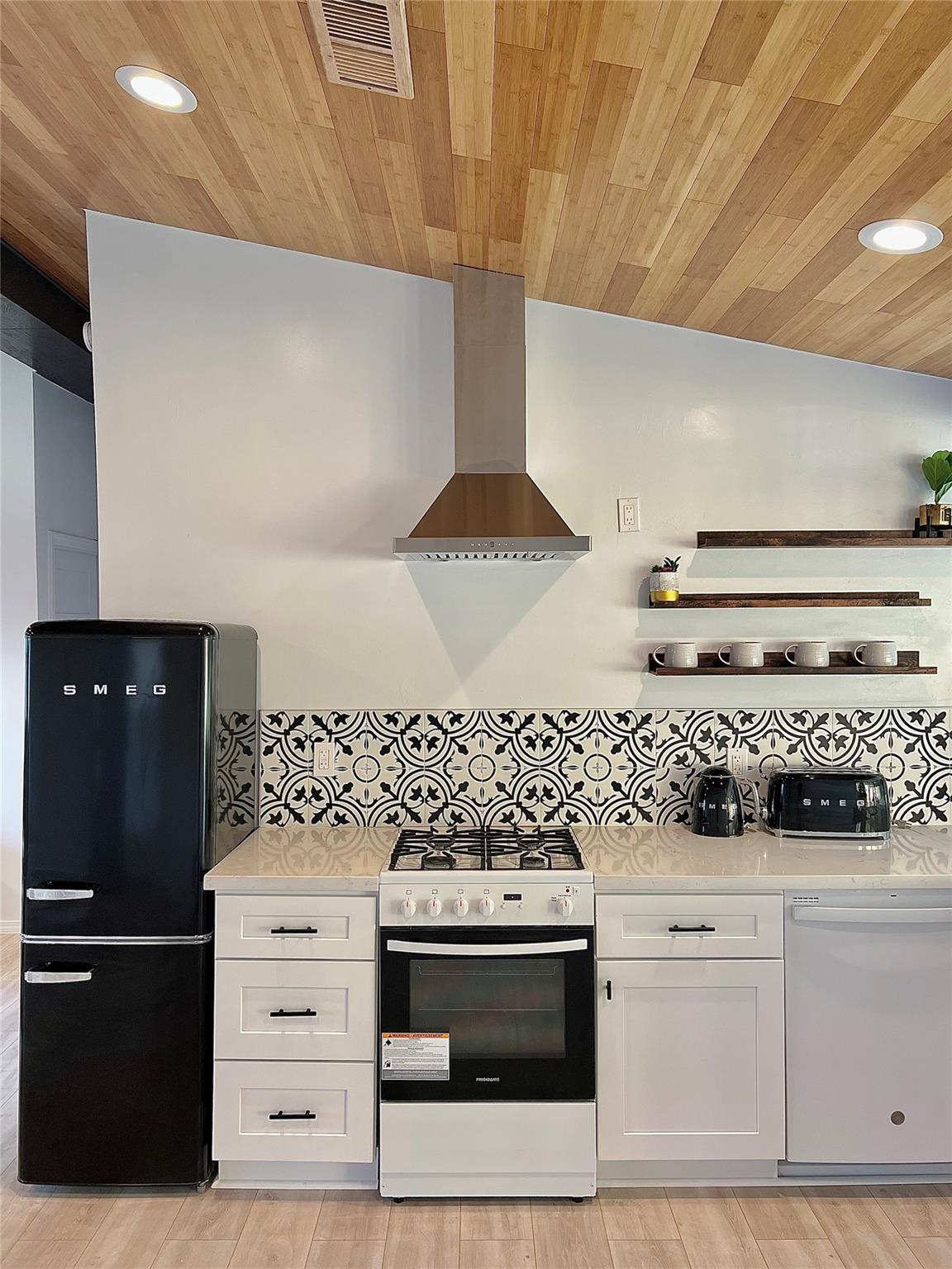 Retro vibe kitchen. - If you have additional questions regarding 1722 Meander Dr  in Austin or would like to tour the property with us call 800-660-1022 and reference MLS# 74241219.