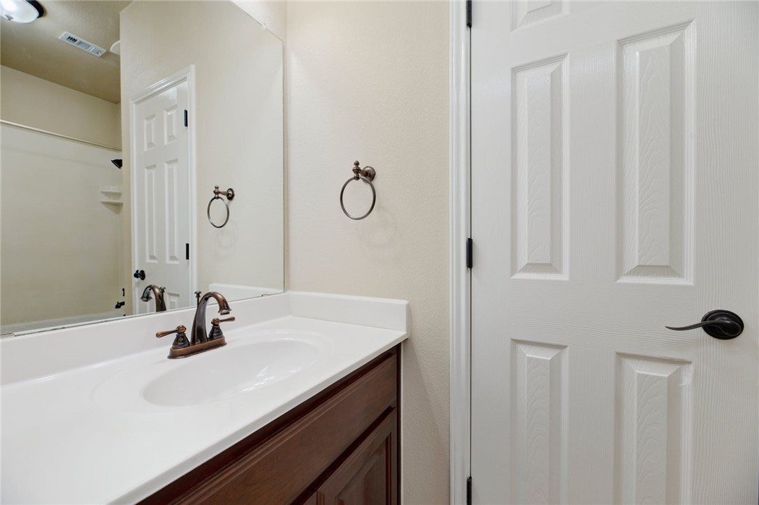 A lovely full bathroom with a bathtub/shower combo. - If you have additional questions regarding 406 Ledge Stone Drive  in Austin or would like to tour the property with us call 800-660-1022 and reference MLS# 7092660.