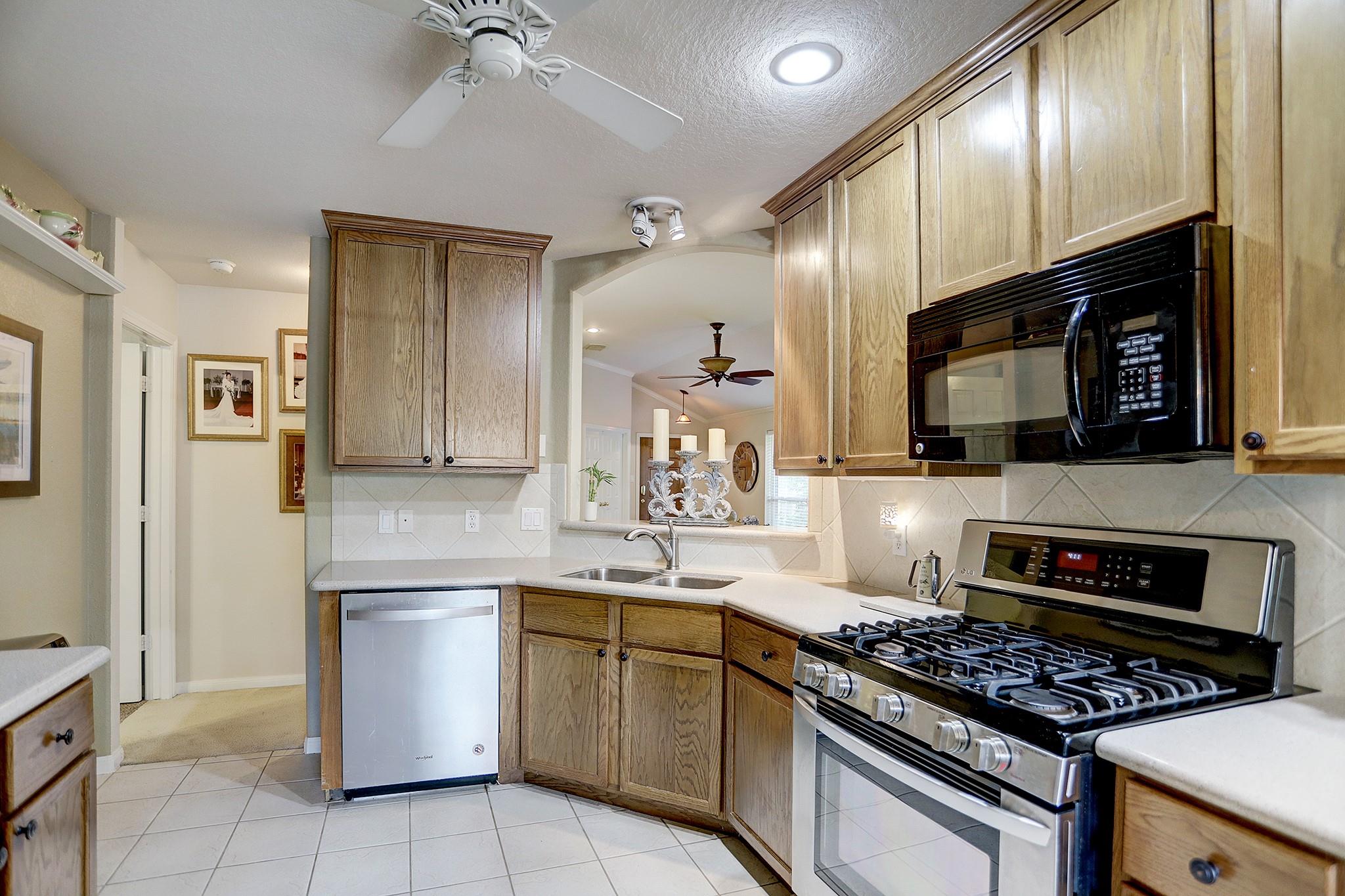 Kitchen with pass through bar - If you have additional questions regarding 125 E Park Drive  in Conroe or would like to tour the property with us call 800-660-1022 and reference MLS# 49841221.