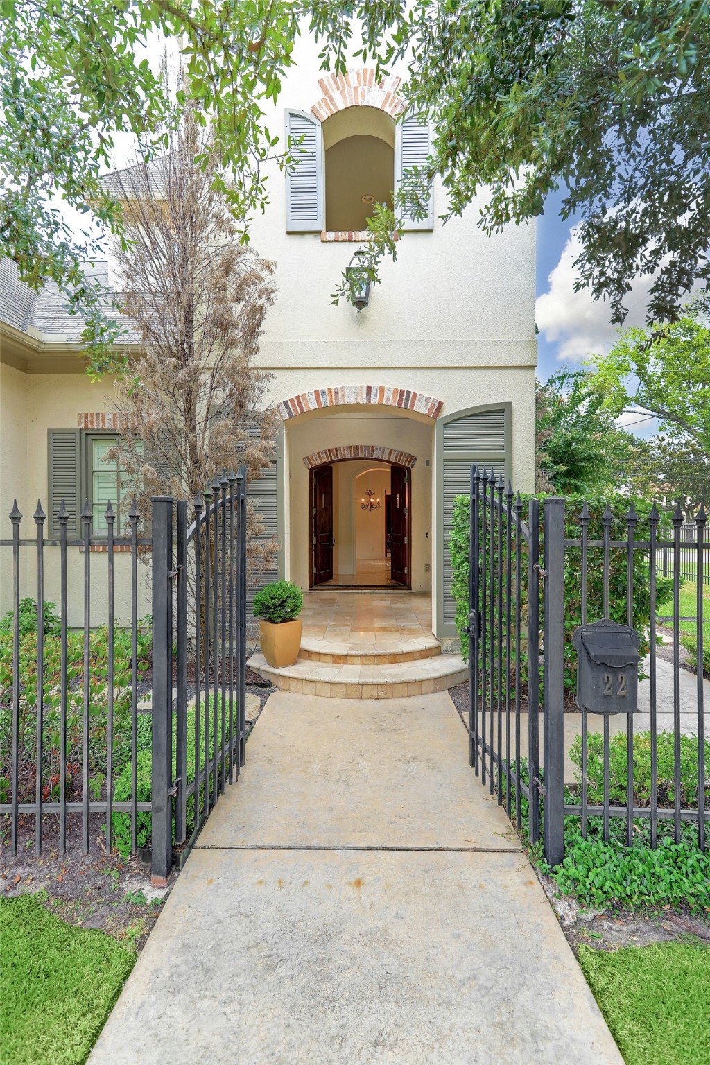 22 W Broad Oaks Drive Drive Houston TX 77056