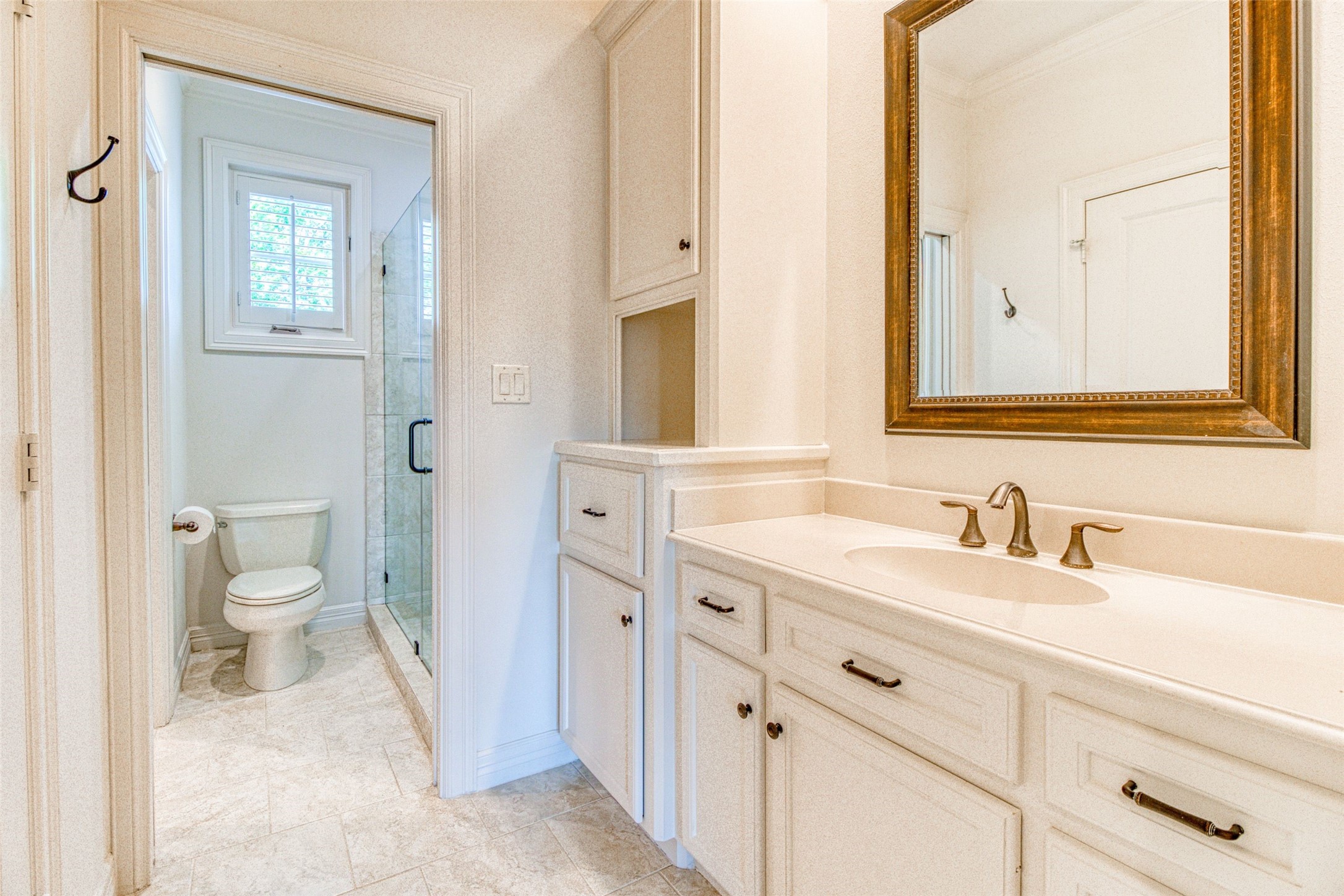 Vanity and closet for bedroom - If you have additional questions regarding 22 W Broad Oaks Drive  in Houston or would like to tour the property with us call 800-660-1022 and reference MLS# 20777749.