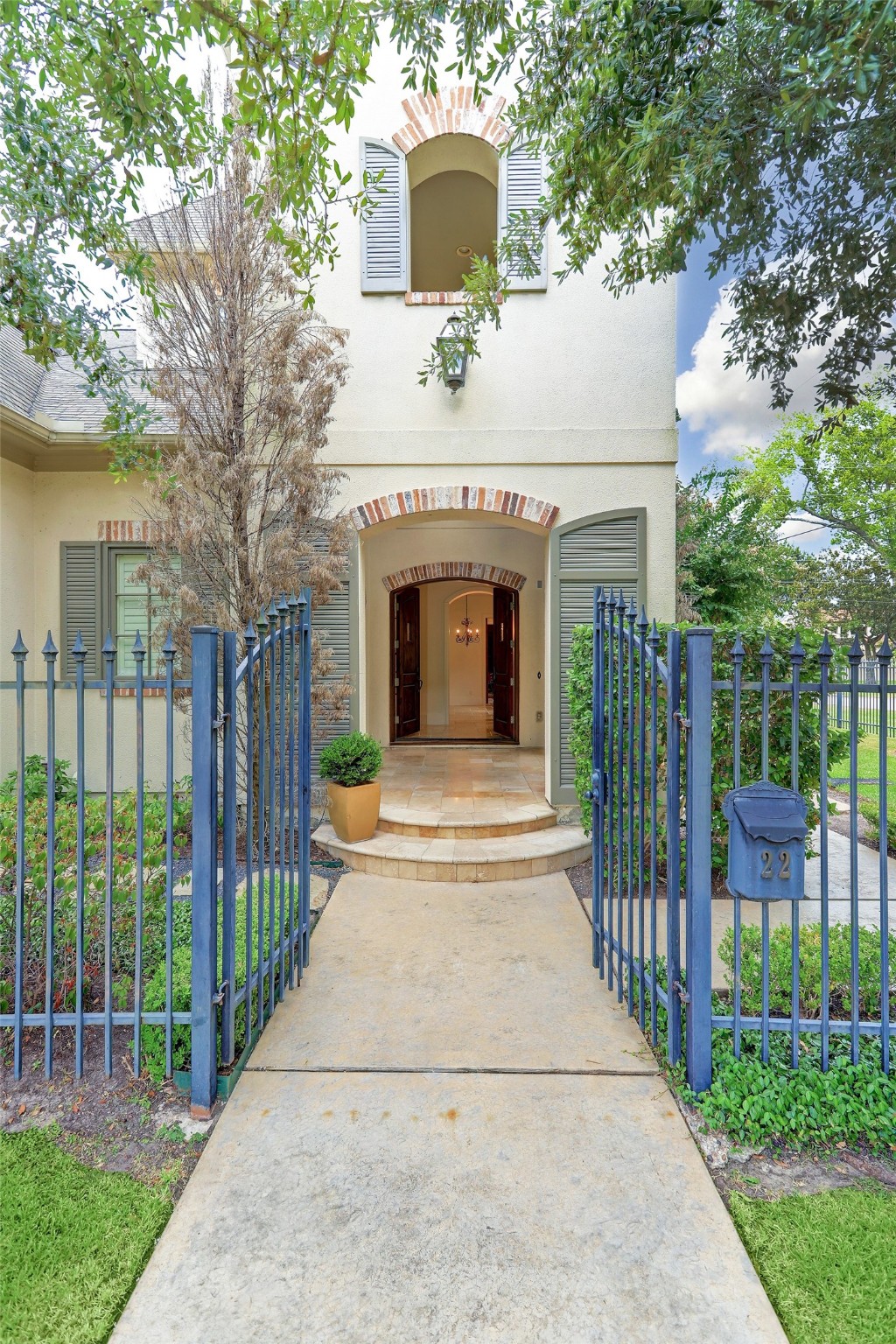 22 W Broad Oaks Drive Drive Houston TX 77056