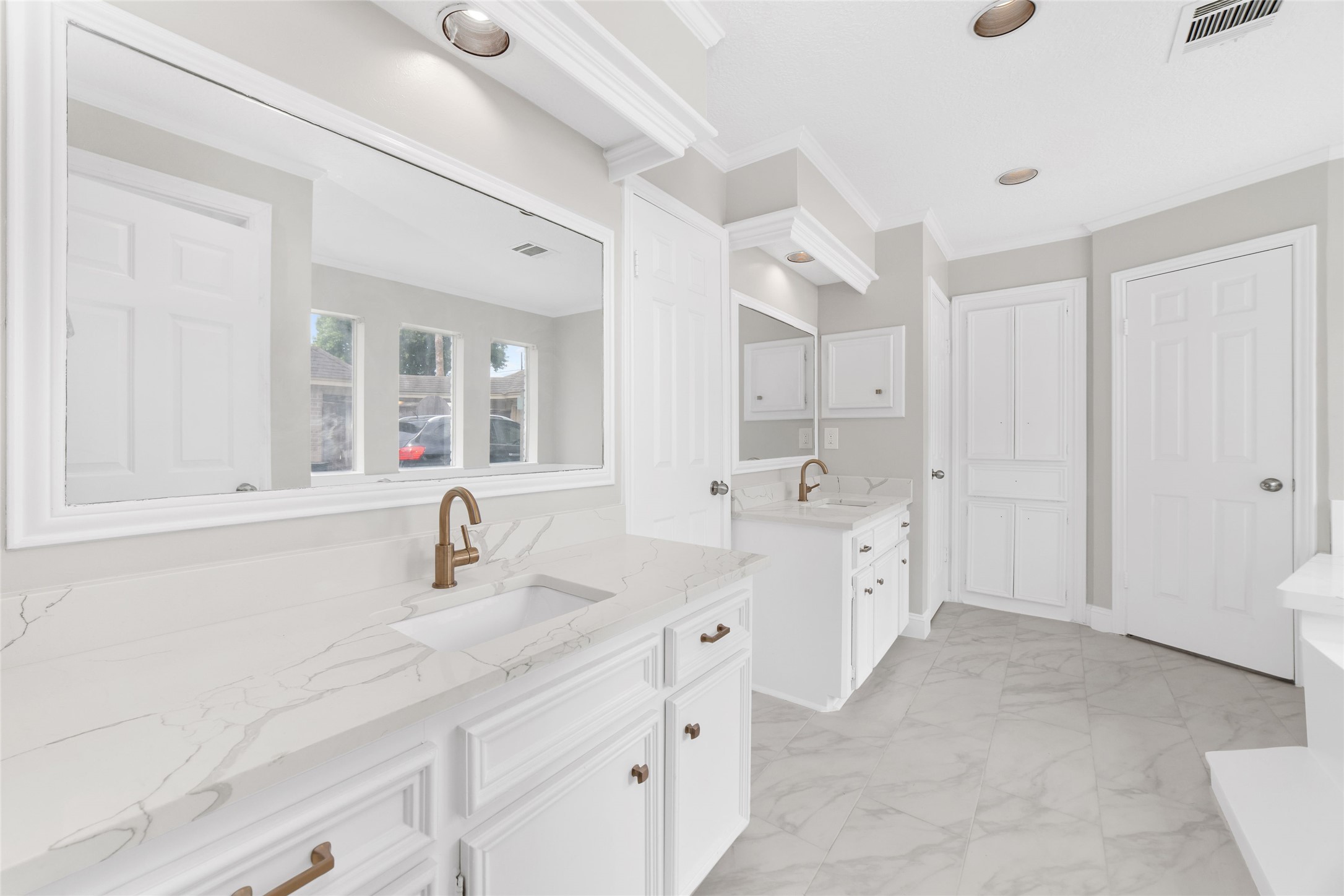 En-suite master bedroom with dual vanities - If you have additional questions regarding 22506 Wetherburn Lane  in Katy or would like to tour the property with us call 800-660-1022 and reference MLS# 96980135.
