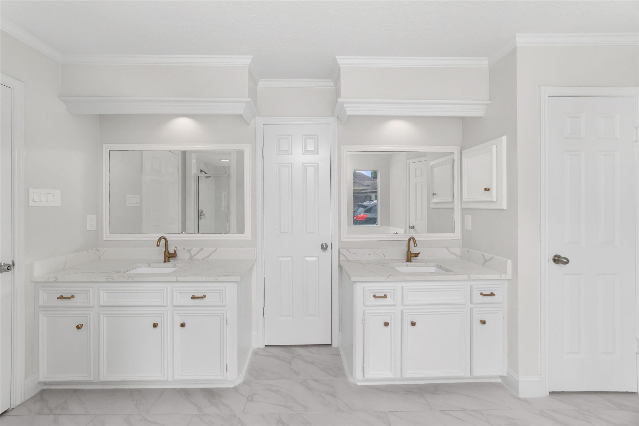 Master bathroom dual vanity with separate washroom - If you have additional questions regarding 22506 Wetherburn Lane  in Katy or would like to tour the property with us call 800-660-1022 and reference MLS# 96980135.