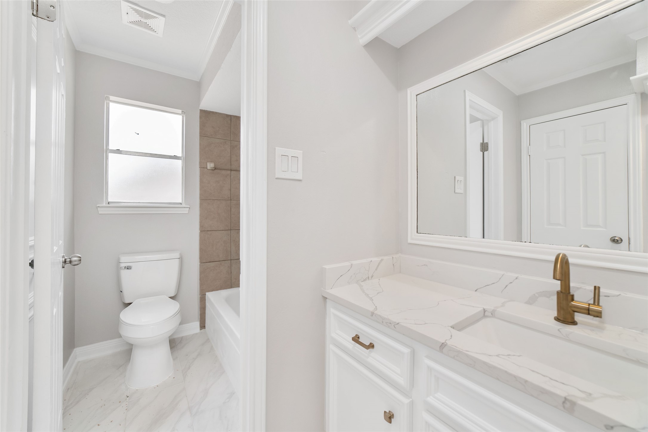 Upstairs bathroom with tub - If you have additional questions regarding 22506 Wetherburn Lane  in Katy or would like to tour the property with us call 800-660-1022 and reference MLS# 96980135.