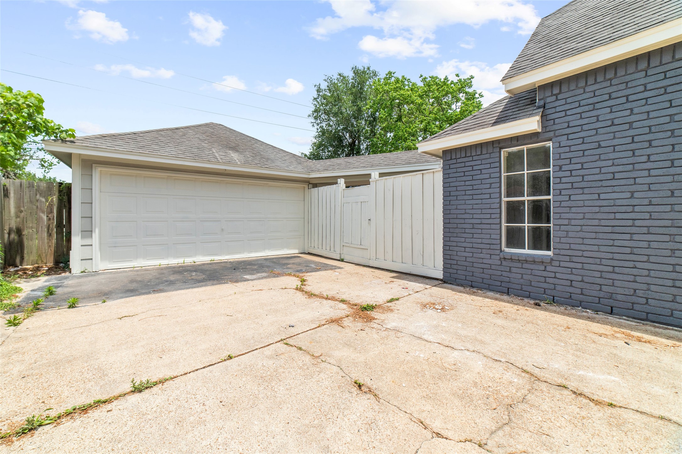 Detached garage and fully fenced backyard - If you have additional questions regarding 22506 Wetherburn Lane  in Katy or would like to tour the property with us call 800-660-1022 and reference MLS# 96980135.