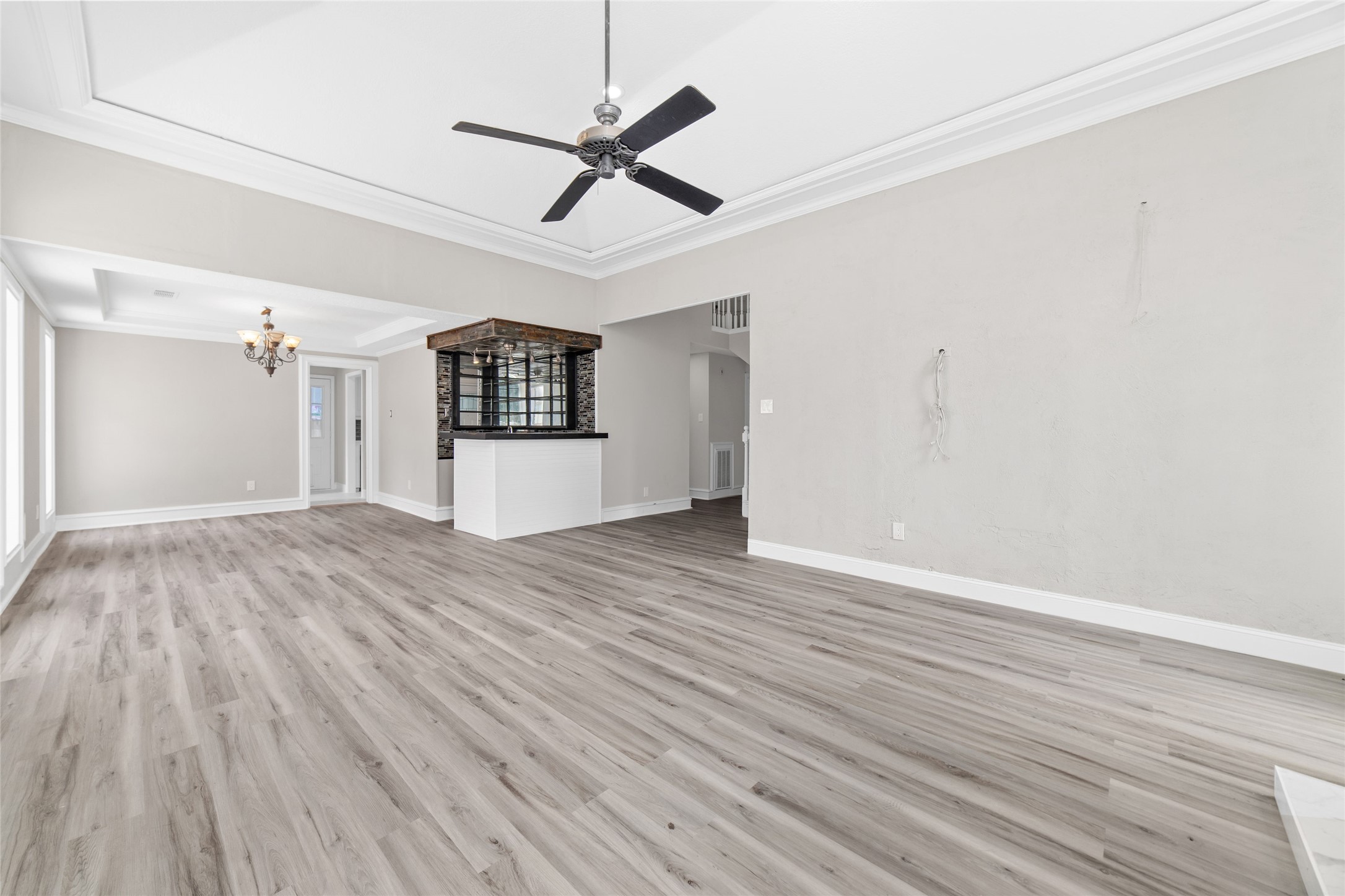 Open concept family and dining room with full wet bar - If you have additional questions regarding 22506 Wetherburn Lane  in Katy or would like to tour the property with us call 800-660-1022 and reference MLS# 96980135.