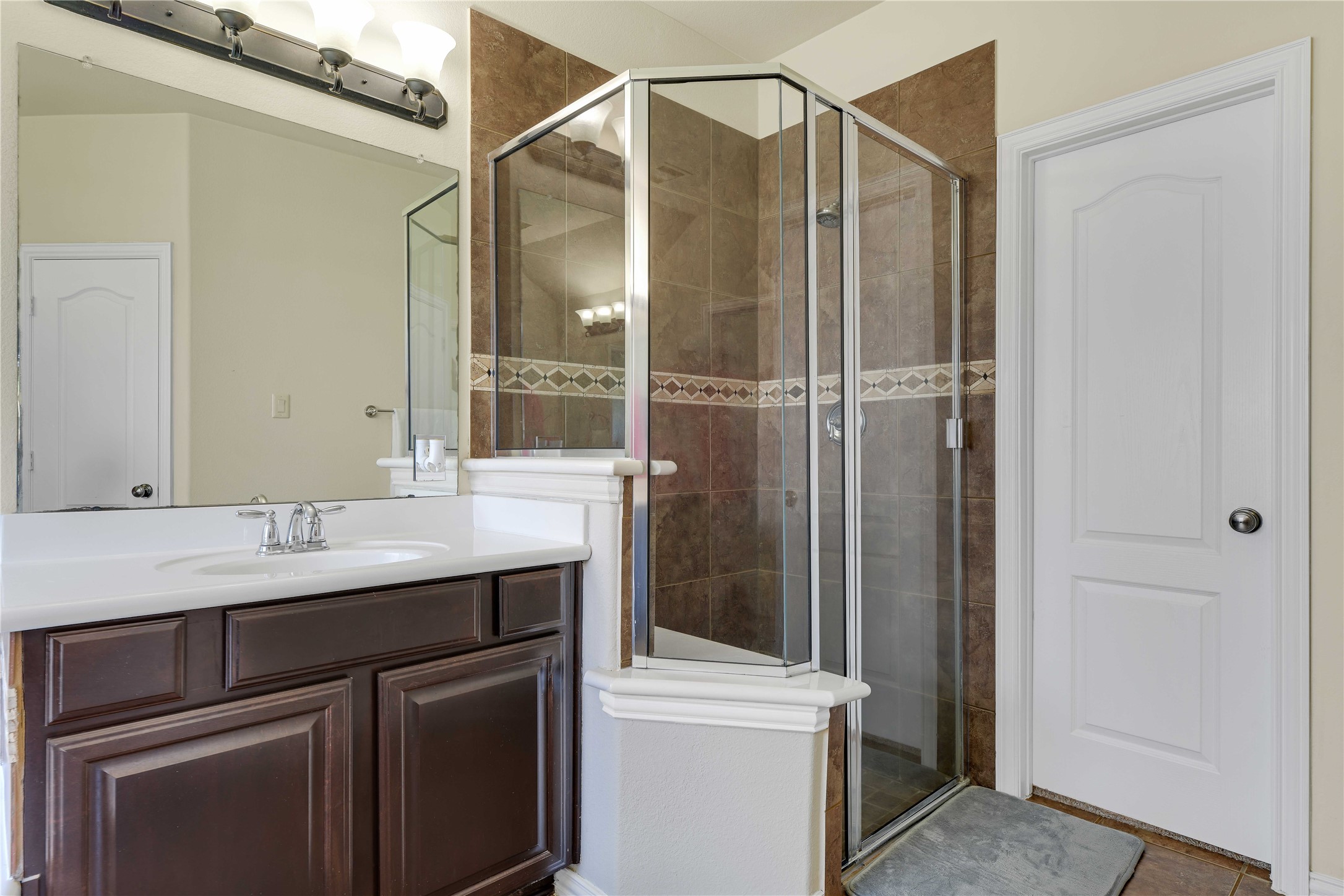 His and Her vanities in Primary Bath Seperate Shower - If you have additional questions regarding 2703 Leah Manor Lane  in Spring or would like to tour the property with us call 800-660-1022 and reference MLS# 41610049.