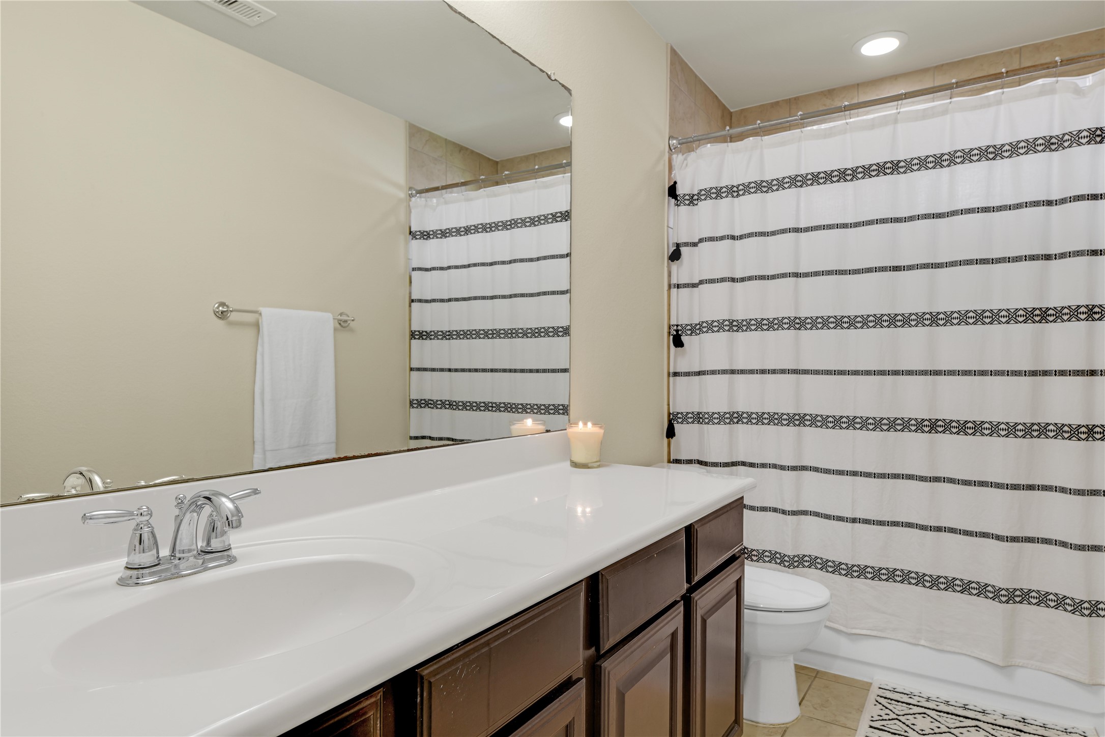 Guest Bath close to the front bedrooms and entry - If you have additional questions regarding 2703 Leah Manor Lane  in Spring or would like to tour the property with us call 800-660-1022 and reference MLS# 41610049.