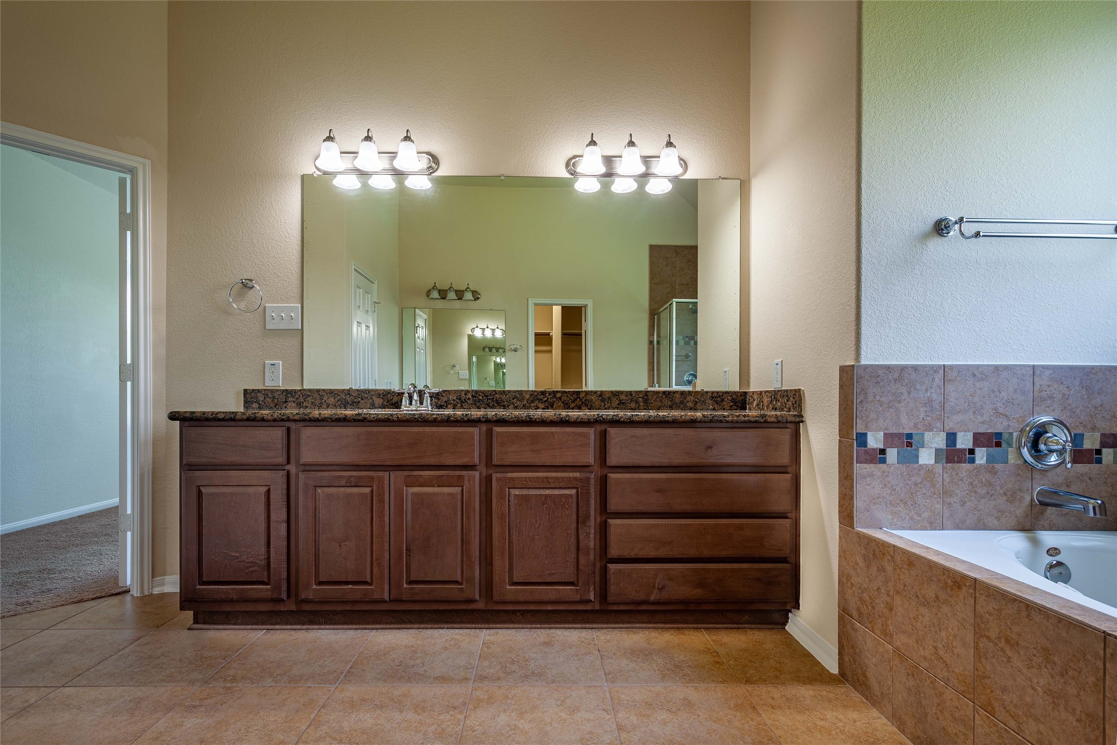 Double sinks and vanity. - If you have additional questions regarding 2404 Lakeway Drive  in Friendswood or would like to tour the property with us call 800-660-1022 and reference MLS# 35819457.