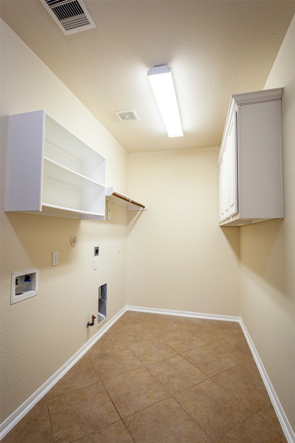 Large sized utility room. - If you have additional questions regarding 2404 Lakeway Drive  in Friendswood or would like to tour the property with us call 800-660-1022 and reference MLS# 35819457.