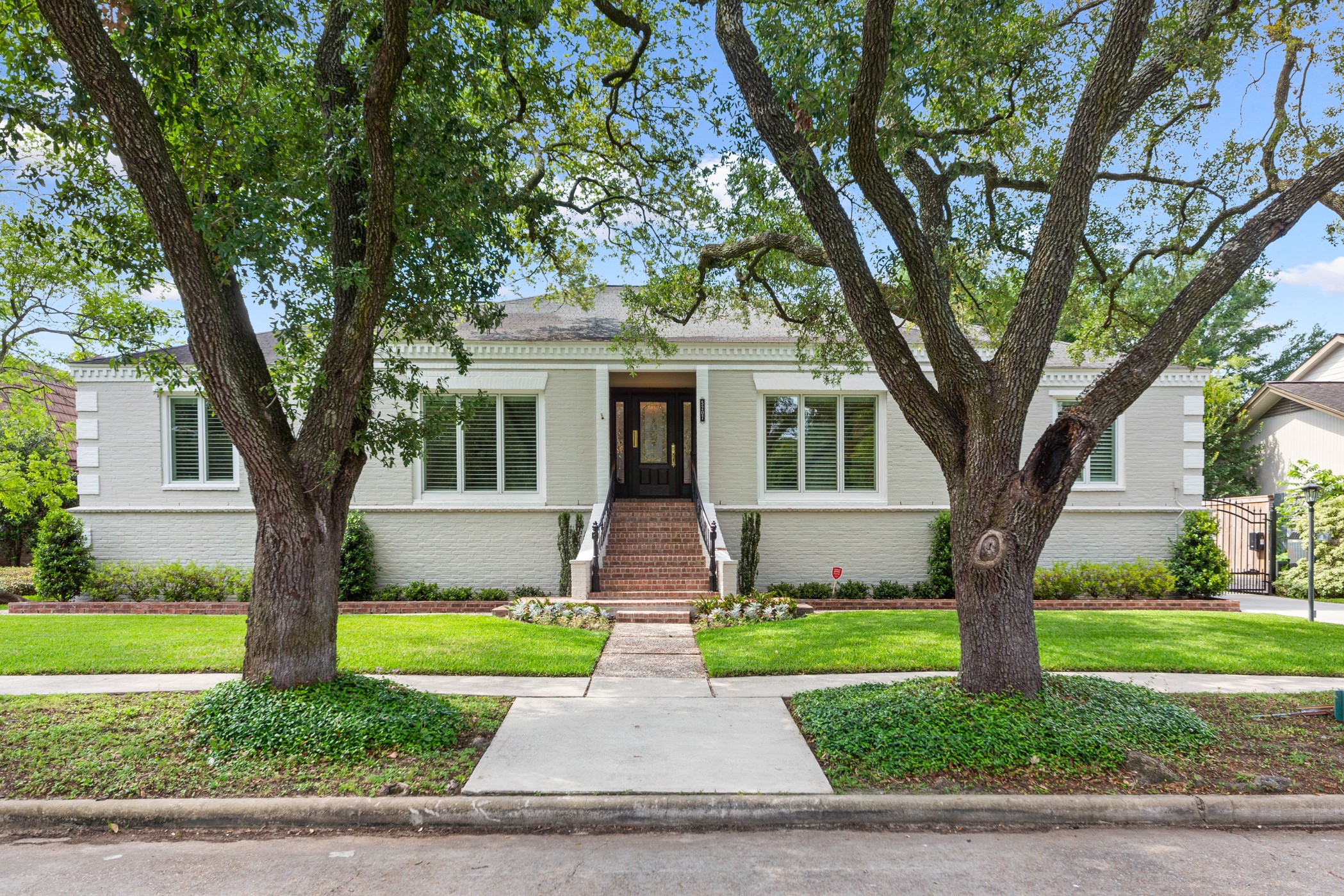 Spectacular 4 bedroom home in Meyerland - If you have additional questions regarding 5207 Braesvalley Drive  in Houston or would like to tour the property with us call 800-660-1022 and reference MLS# 44144550.