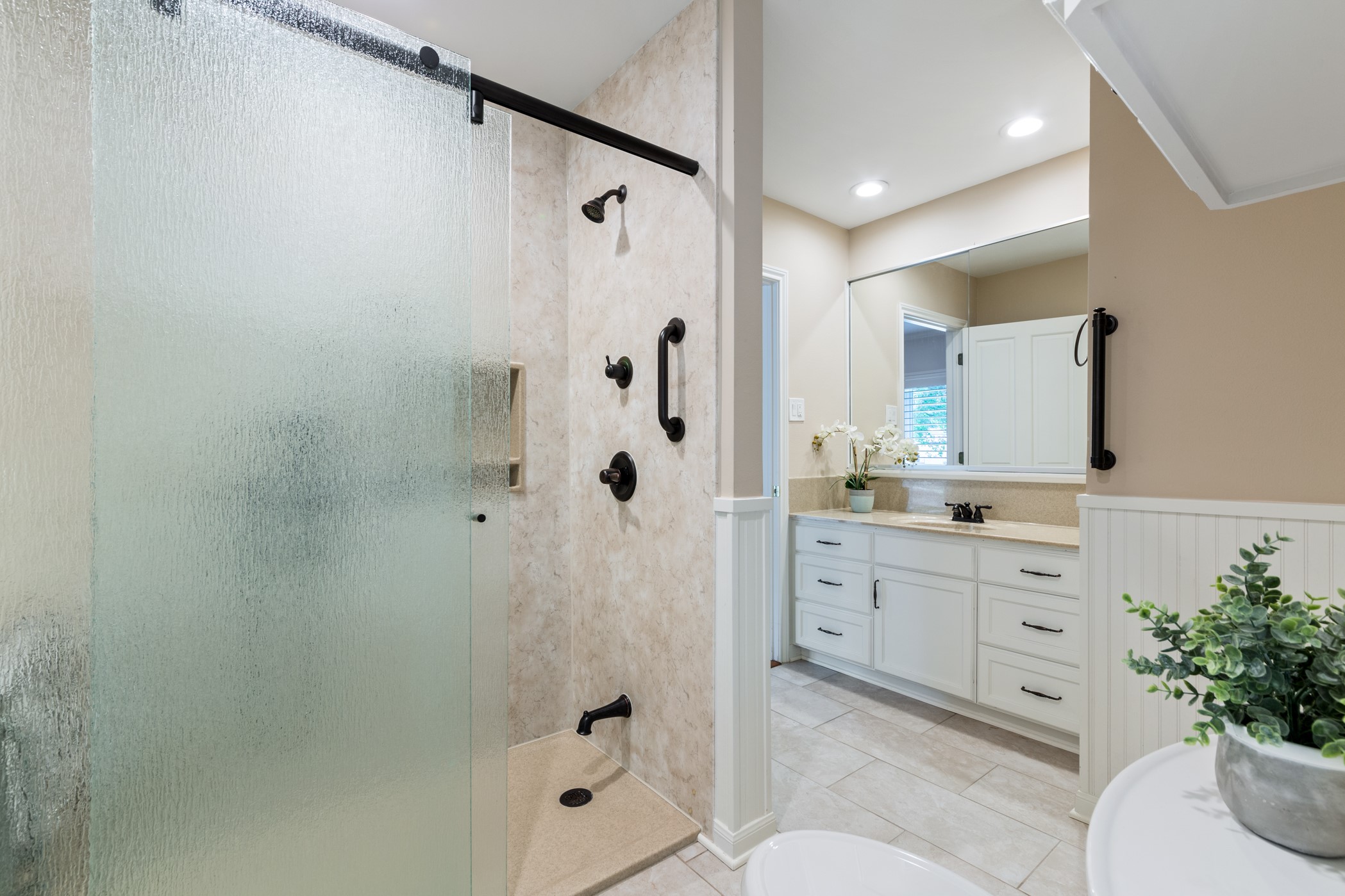 Shared bathroom between 2 secondary bedrooms with spacious walk in shower. - If you have additional questions regarding 5207 Braesvalley Drive  in Houston or would like to tour the property with us call 800-660-1022 and reference MLS# 44144550.