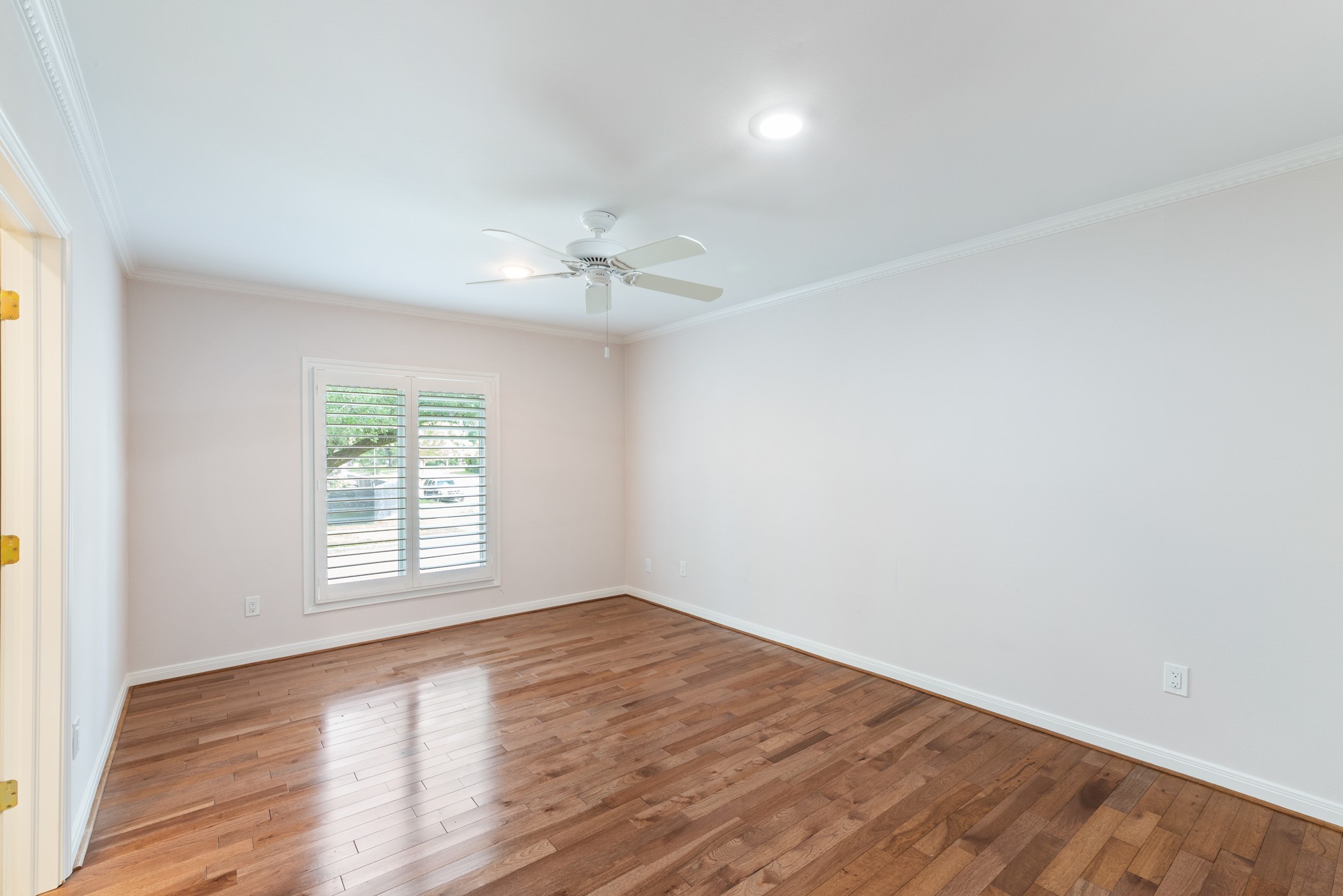 Another front bedroom connected by the shared bathroom. - If you have additional questions regarding 5207 Braesvalley Drive  in Houston or would like to tour the property with us call 800-660-1022 and reference MLS# 44144550.