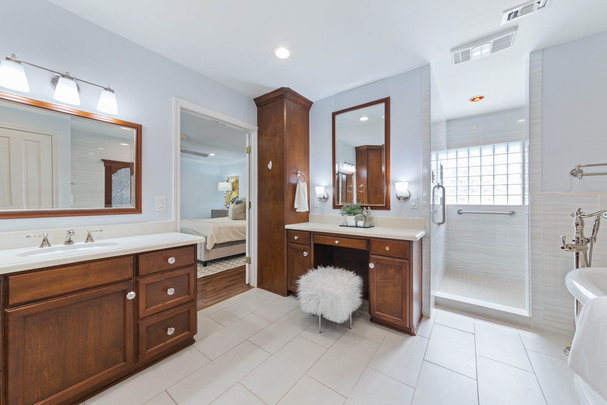Vanity is the perfect place to get ready for the day. - If you have additional questions regarding 5207 Braesvalley Drive  in Houston or would like to tour the property with us call 800-660-1022 and reference MLS# 44144550.