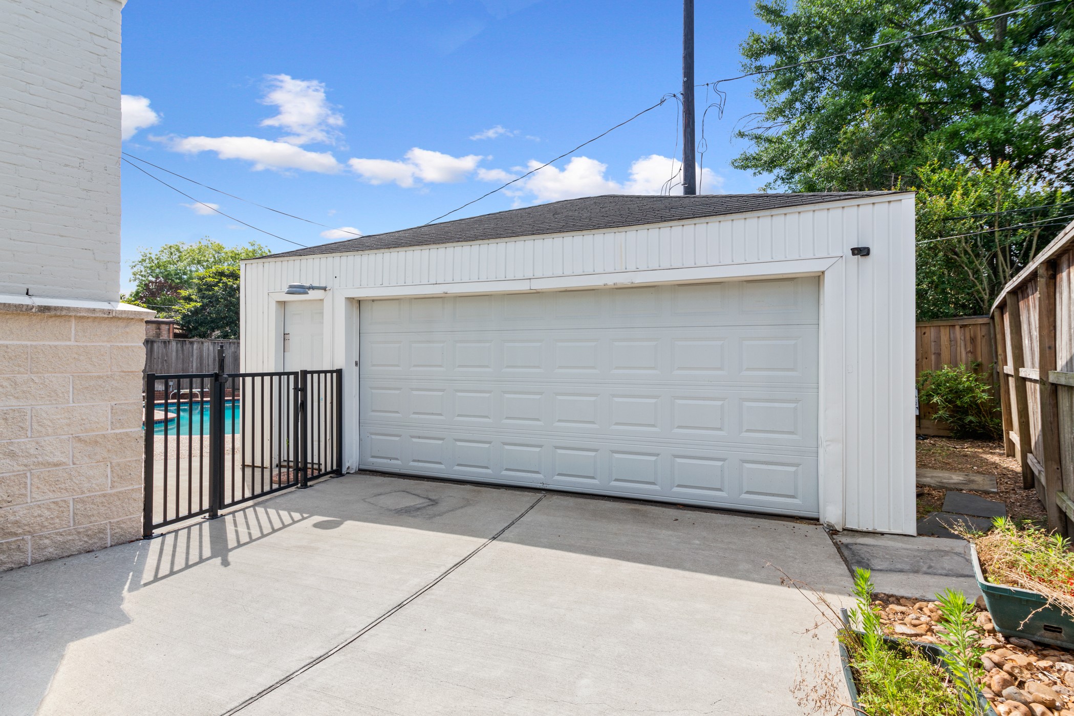 2 car garage with back gate to backyard. - If you have additional questions regarding 5207 Braesvalley Drive  in Houston or would like to tour the property with us call 800-660-1022 and reference MLS# 44144550.