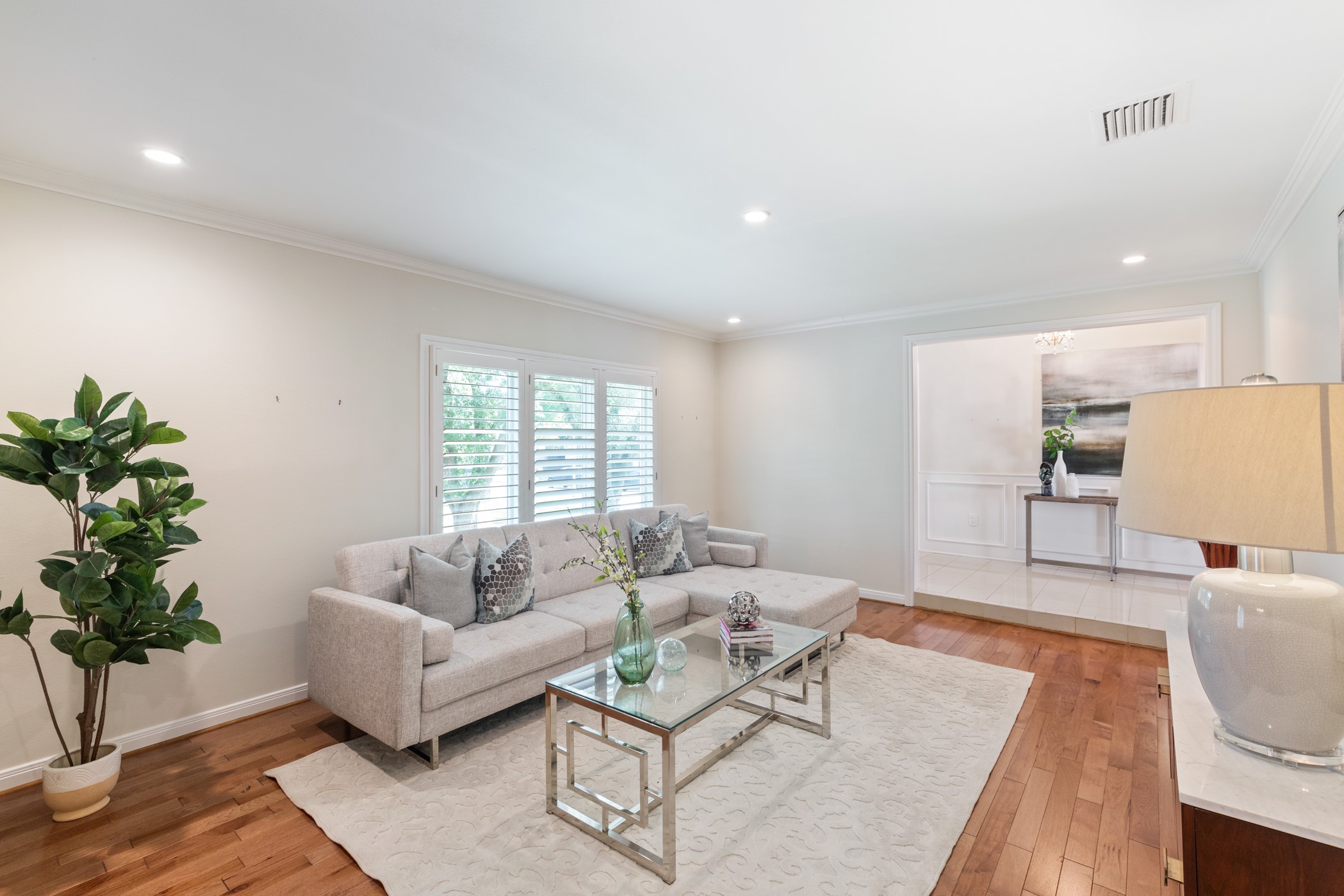 Crown molding accentuates the beauty of the home. - If you have additional questions regarding 5207 Braesvalley Drive  in Houston or would like to tour the property with us call 800-660-1022 and reference MLS# 44144550.