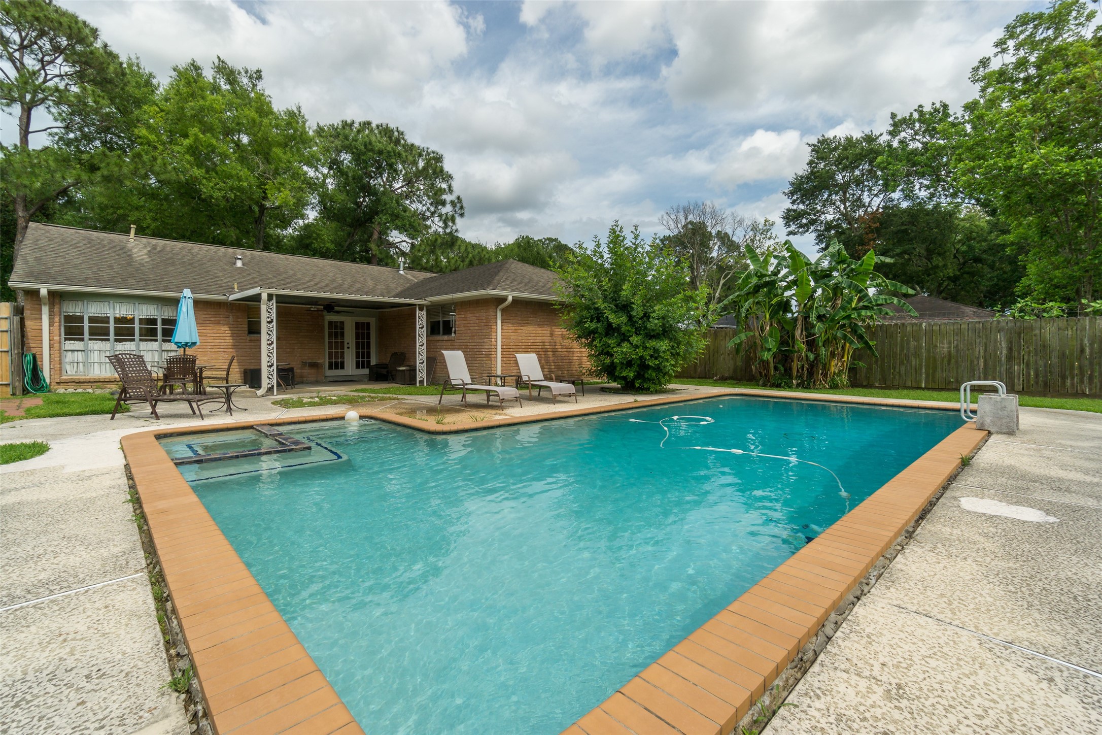 If you have additional questions regarding 1923 Westlake Road  in Houston or would like to tour the property with us call 800-660-1022 and reference MLS# 51194195.