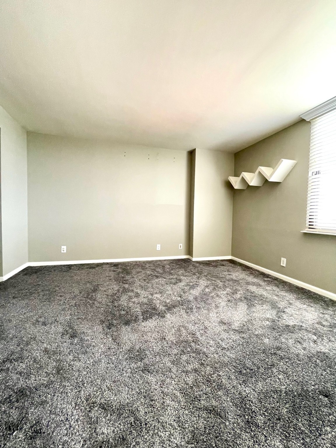 Primary bedroom with premium high pile carpet! - If you have additional questions regarding 3525 Sage Road  in Houston or would like to tour the property with us call 800-660-1022 and reference MLS# 79115123.