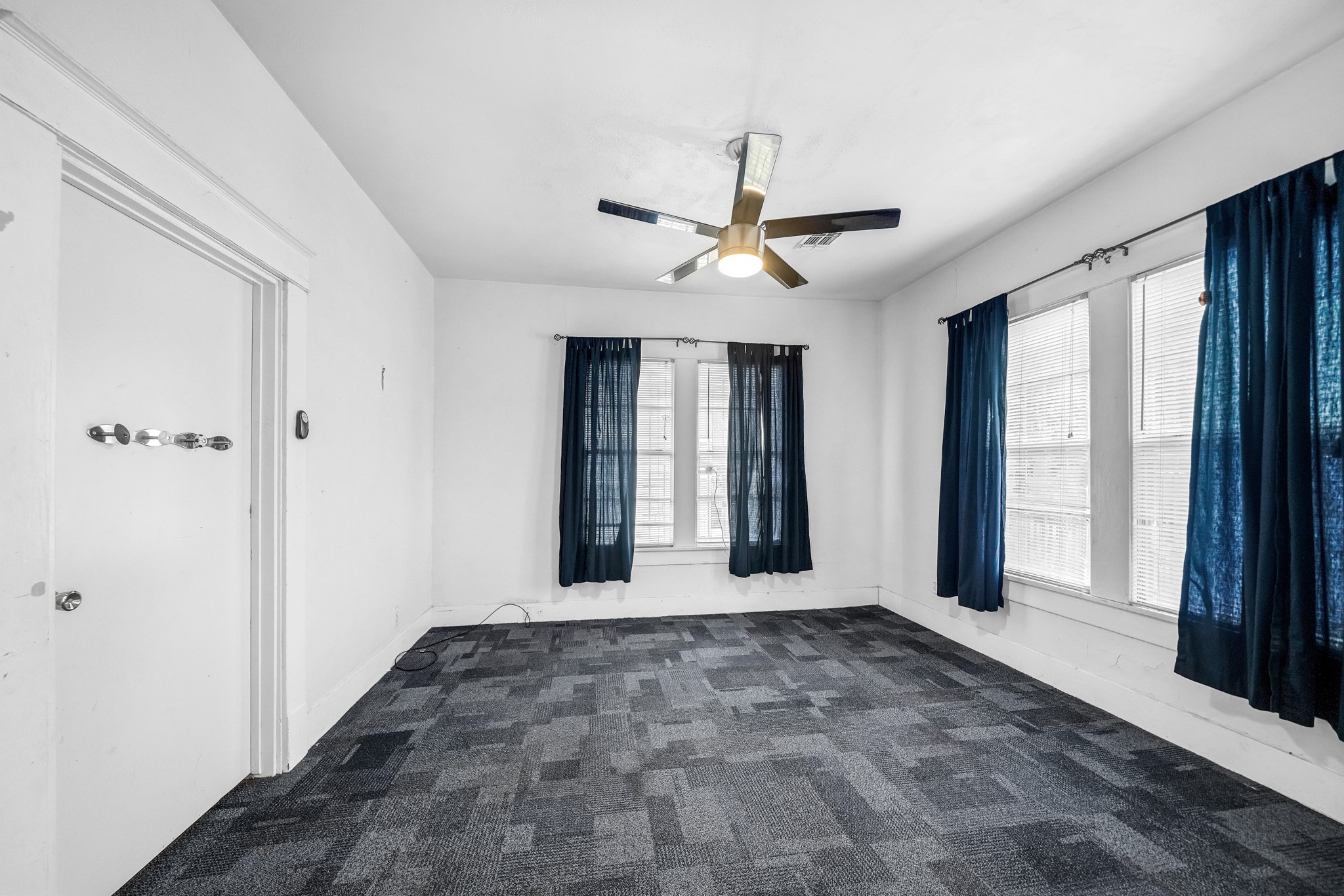 If you have additional questions regarding 1812 Mckee Street  in Houston or would like to tour the property with us call 800-660-1022 and reference MLS# 15289391.