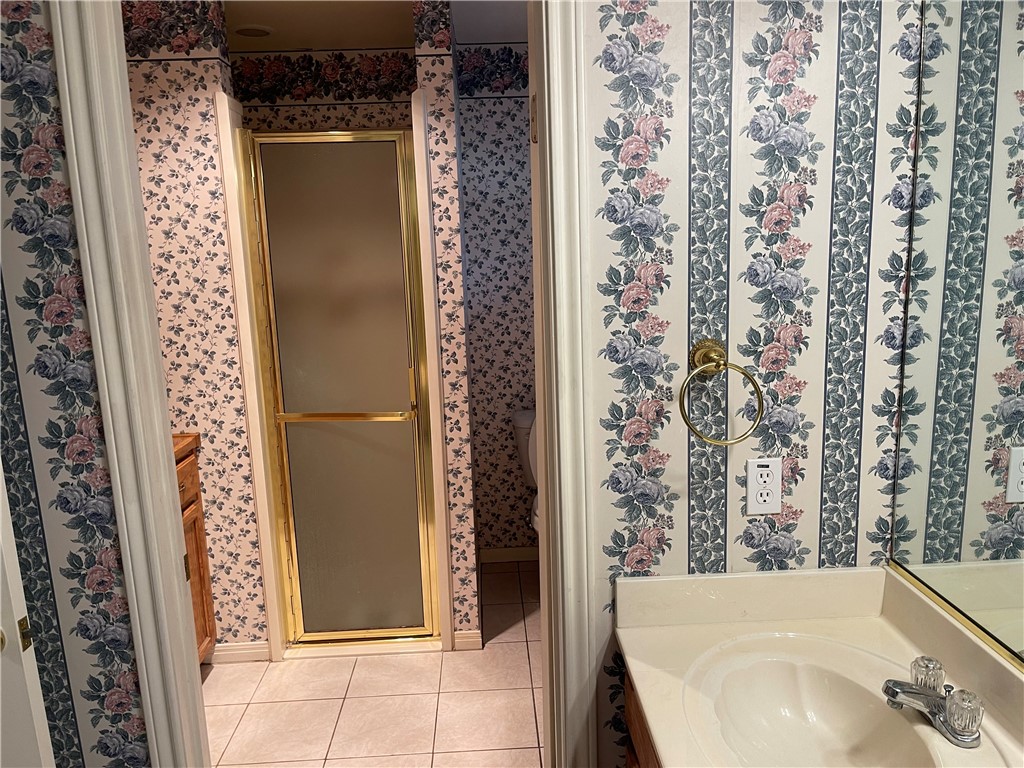 Primary bath area. - If you have additional questions regarding 1902 Hidden Meadow Drive  in Taylor or would like to tour the property with us call 800-660-1022 and reference MLS# 8916959.