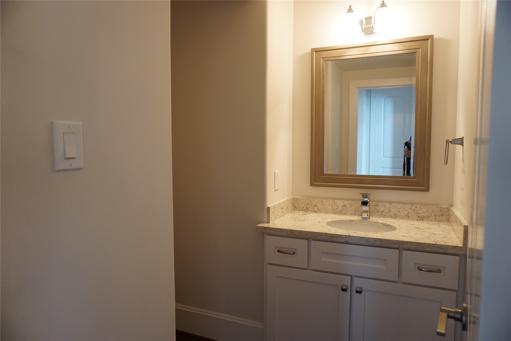 Powder Room - If you have additional questions regarding 5506 Ariel Street  in Houston or would like to tour the property with us call 800-660-1022 and reference MLS# 34676977.