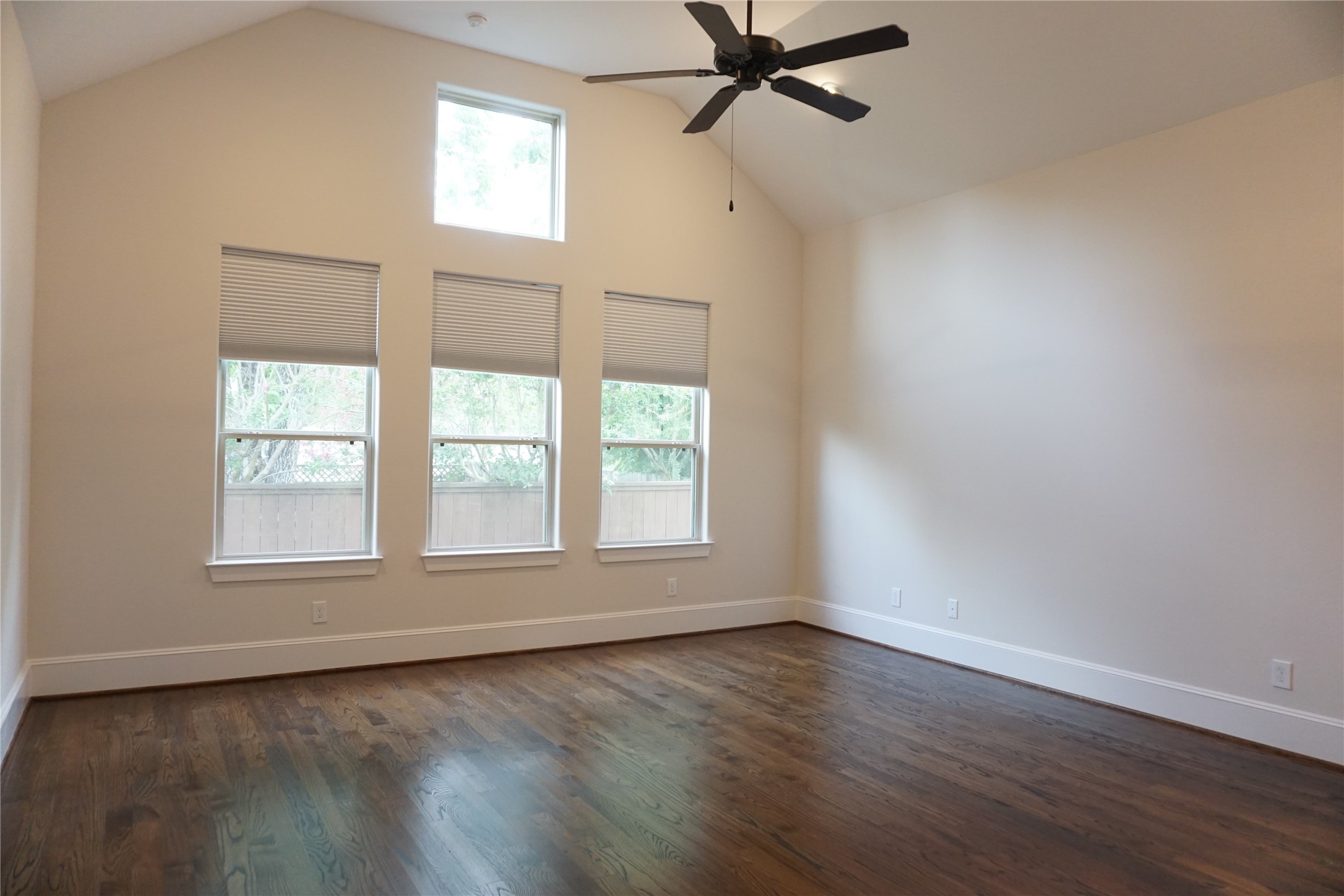 Master bedroom w hardwoods and vaulted ceiling - If you have additional questions regarding 5506 Ariel Street  in Houston or would like to tour the property with us call 800-660-1022 and reference MLS# 34676977.