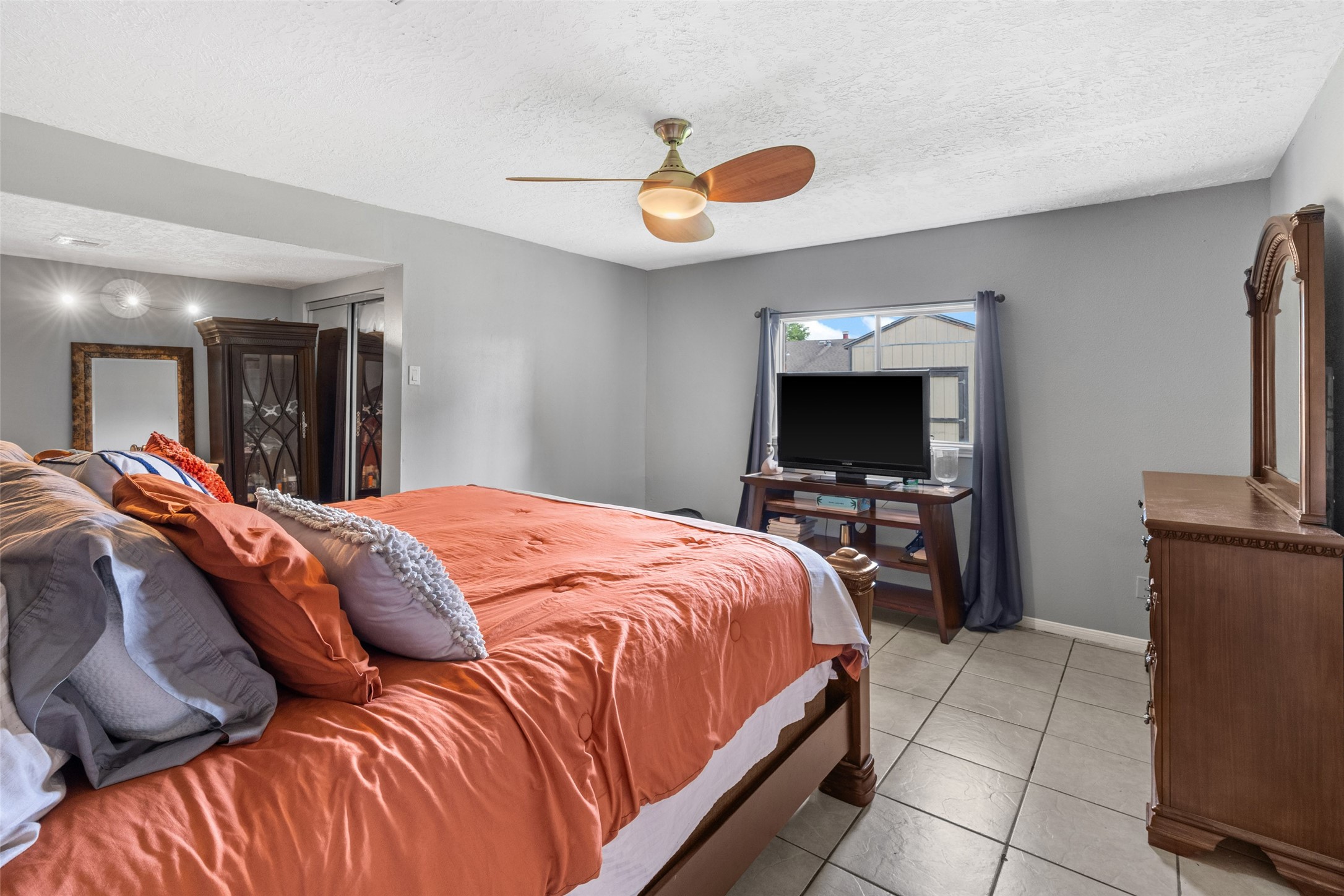 Primary bedroom located away from all the other bedrooms - If you have additional questions regarding 9431 Misty Bridge Street  in Houston or would like to tour the property with us call 800-660-1022 and reference MLS# 75521601.