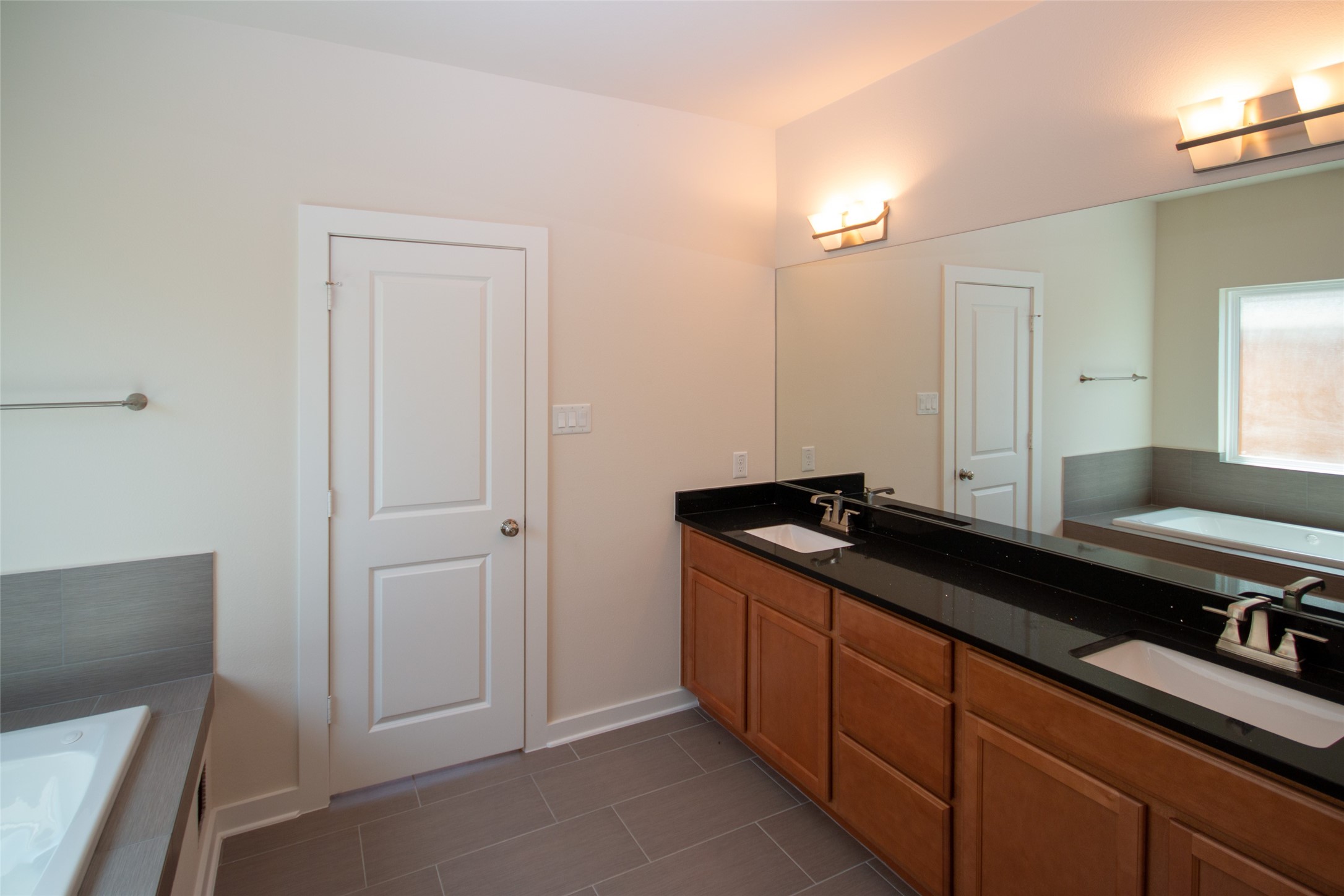 Primary bath with double sinks - If you have additional questions regarding 426 E 41st Street  in Houston or would like to tour the property with us call 800-660-1022 and reference MLS# 11915247.