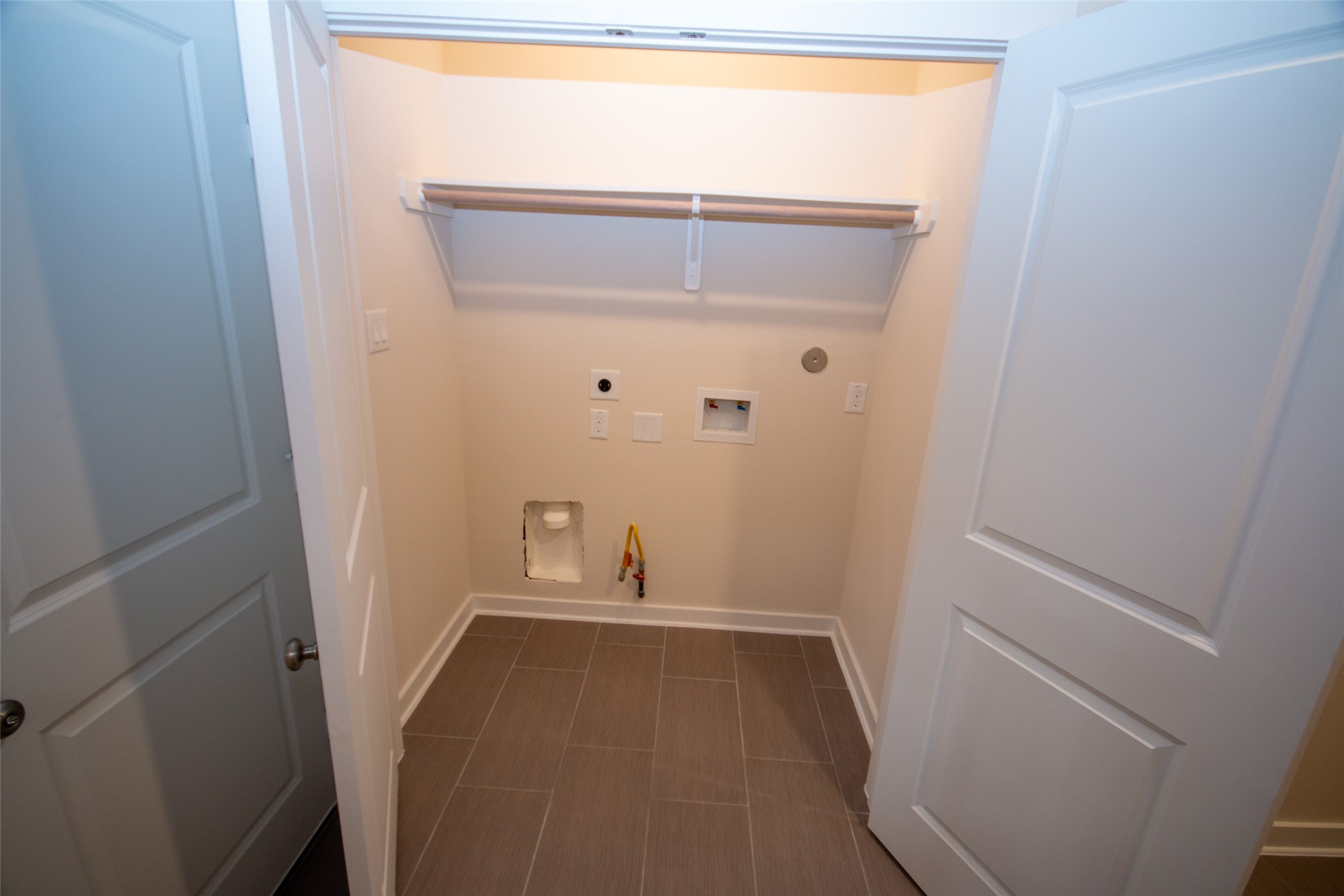 Laundry off the foyer first floor - If you have additional questions regarding 426 E 41st Street  in Houston or would like to tour the property with us call 800-660-1022 and reference MLS# 11915247.