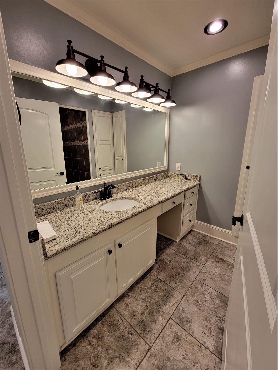 Bathroom - If you have additional questions regarding 1011 Lynnwood Avenue  in Liberty or would like to tour the property with us call 800-660-1022 and reference MLS# 98715194.