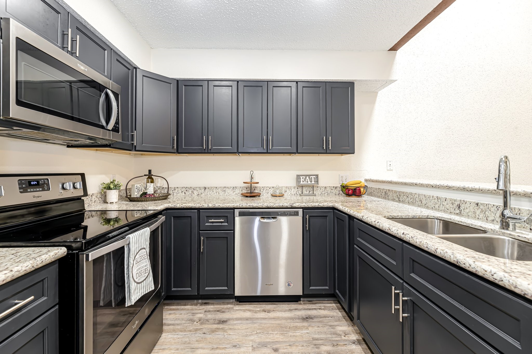 Gorgeous updated kitchen! - If you have additional questions regarding 2510 Grants Lake Boulevard  in Sugar Land or would like to tour the property with us call 800-660-1022 and reference MLS# 85875014.