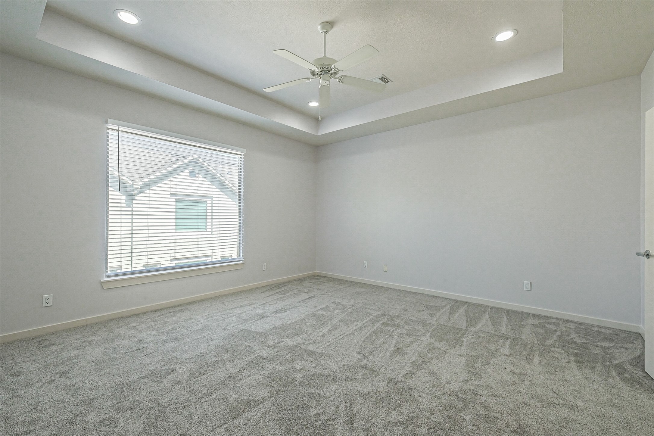 Primary bedroom with tray ceilings and ceiling fan - If you have additional questions regarding 4336 Center Street  in Houston or would like to tour the property with us call 800-660-1022 and reference MLS# 24798932.