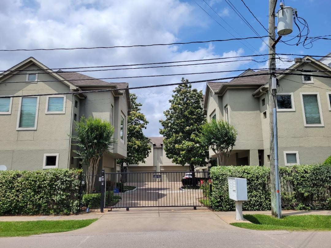 Gated entry - If you have additional questions regarding 4336 Center Street  in Houston or would like to tour the property with us call 800-660-1022 and reference MLS# 24798932.