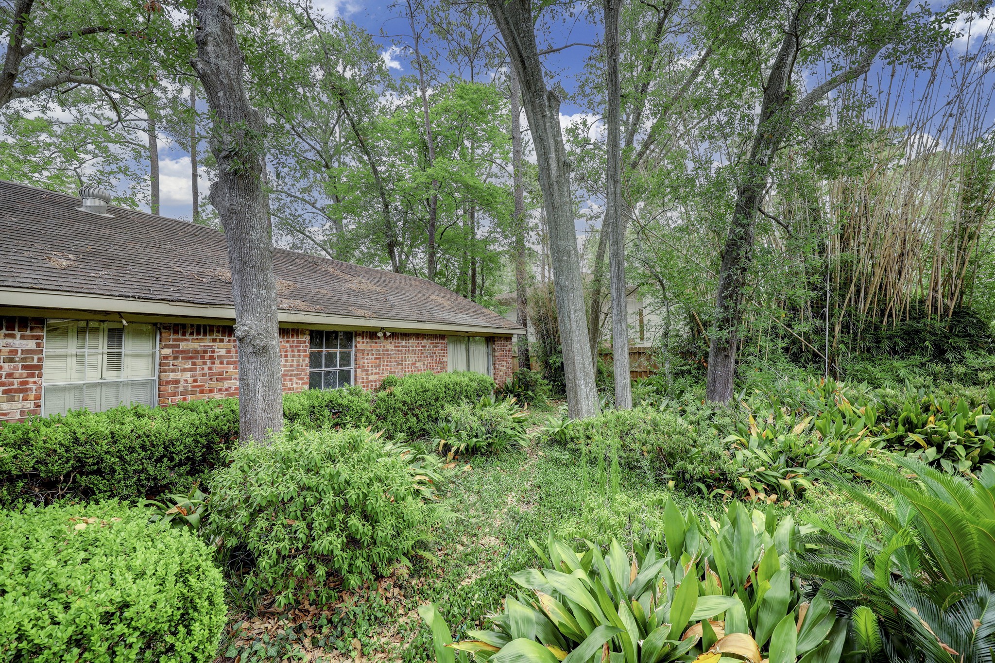 If you have additional questions regarding 21 N Cheska Lane  in Houston or would like to tour the property with us call 800-660-1022 and reference MLS# 48979536.