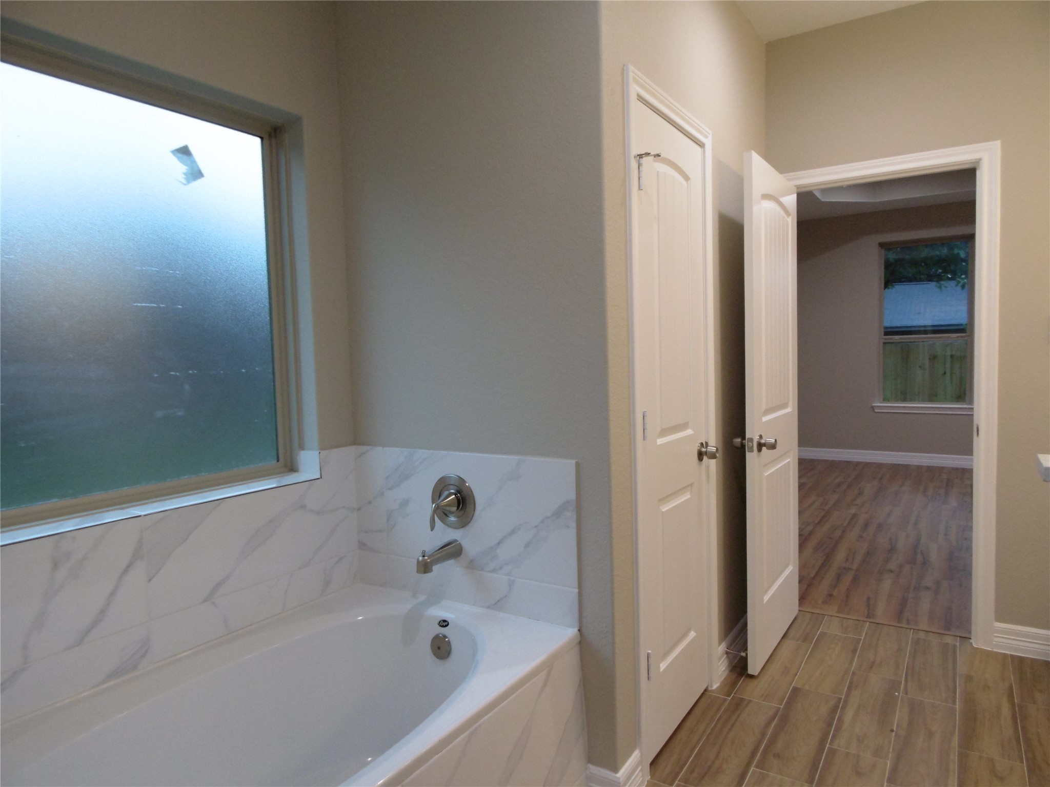 2713 Vega St also features a separate tub. - If you have additional questions regarding 2713 Vega Street  in Houston or would like to tour the property with us call 800-660-1022 and reference MLS# 3088033.