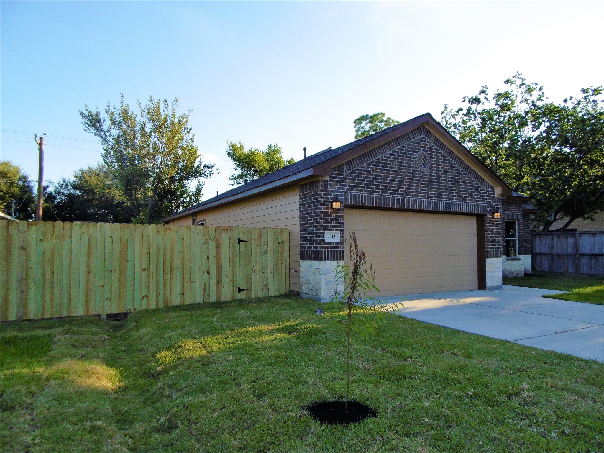 2713 Vega St side yard for RV, boat and/or additional parking. - If you have additional questions regarding 2713 Vega Street  in Houston or would like to tour the property with us call 800-660-1022 and reference MLS# 3088033.