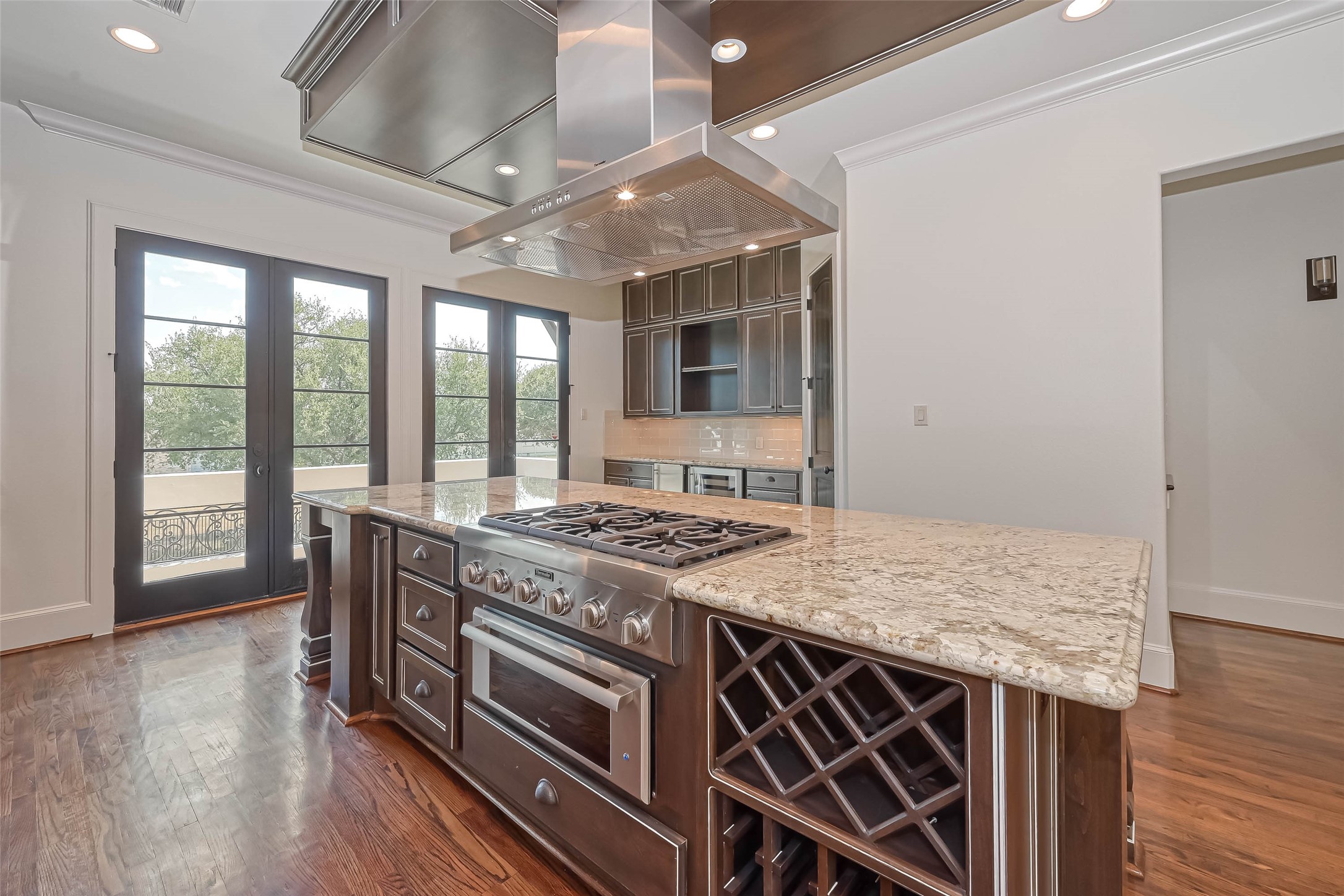 Island with soft closing drawers and gas cooktop - If you have additional questions regarding 6606 Rodrigo Street  in Houston or would like to tour the property with us call 800-660-1022 and reference MLS# 74006082.