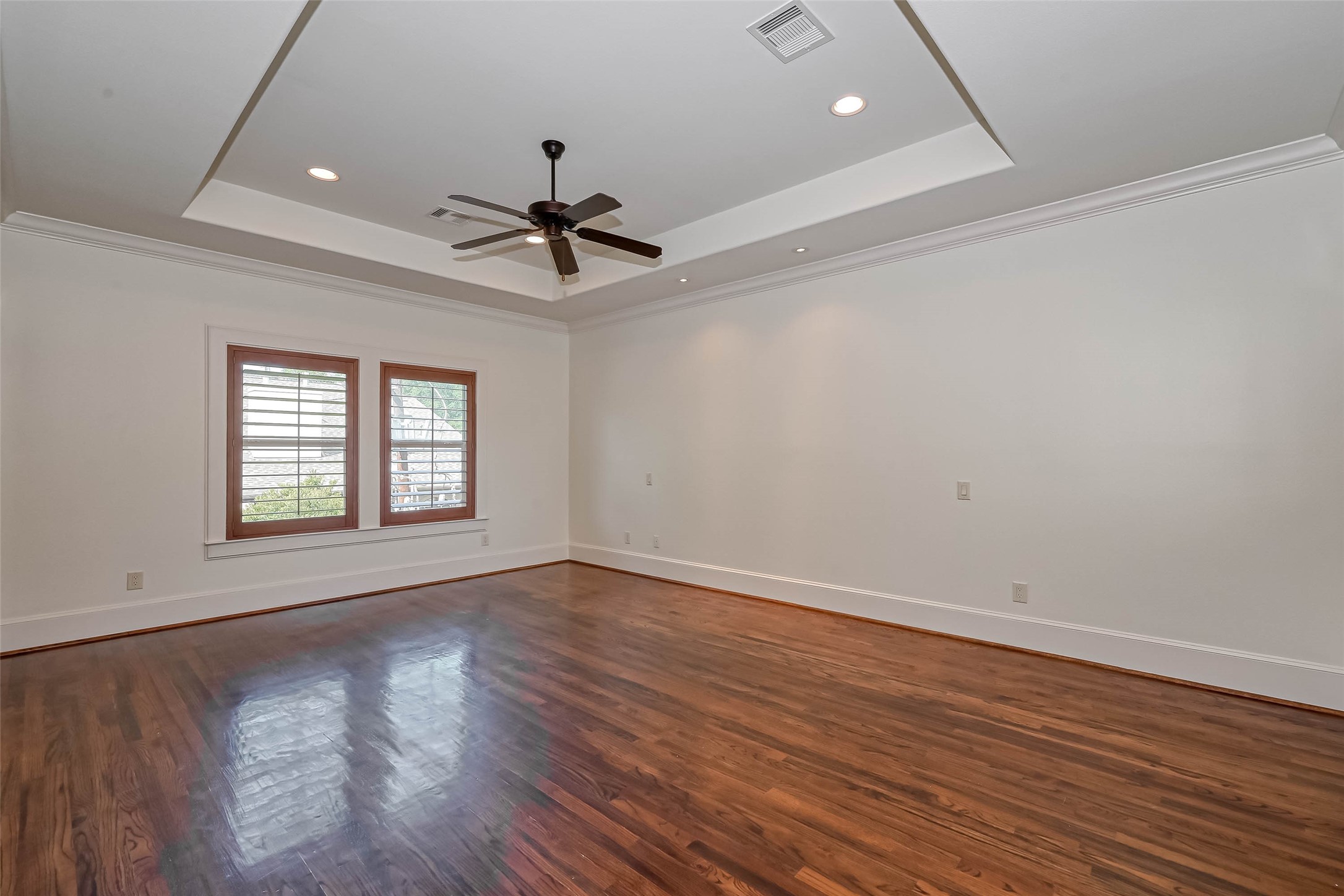 Large primary bedroom with trey ceilings and wood flooring - If you have additional questions regarding 6606 Rodrigo Street  in Houston or would like to tour the property with us call 800-660-1022 and reference MLS# 74006082.