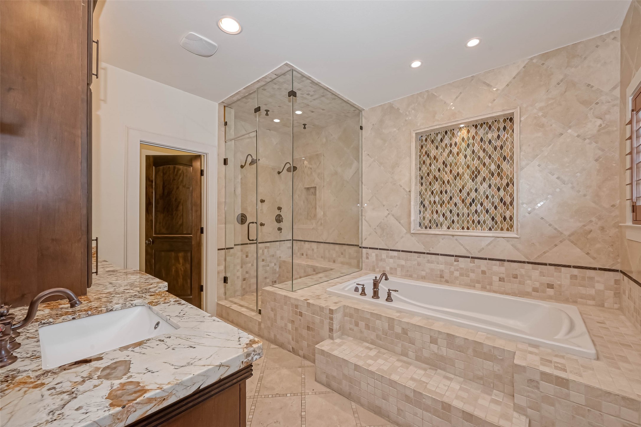 Primary bath with air jetted tub and separate shower - If you have additional questions regarding 6606 Rodrigo Street  in Houston or would like to tour the property with us call 800-660-1022 and reference MLS# 74006082.