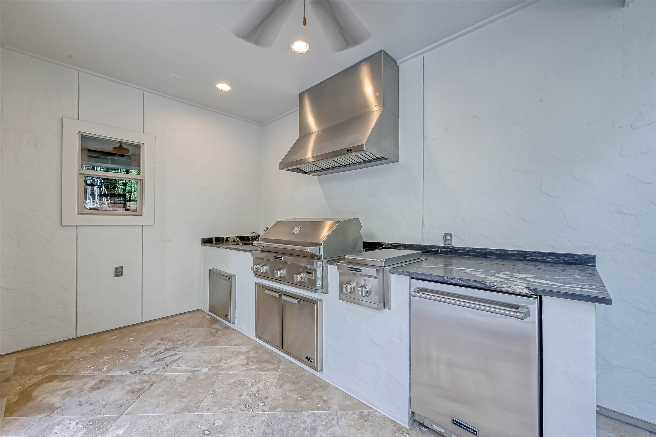 Outdoor kitchen with sink, grill, burner and refrigerator - If you have additional questions regarding 6606 Rodrigo Street  in Houston or would like to tour the property with us call 800-660-1022 and reference MLS# 74006082.
