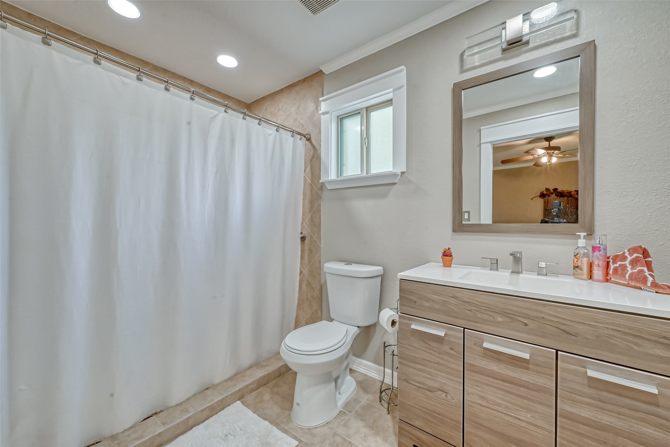Primary bedroom full bath - If you have additional questions regarding 14339 Duncannon Drive  in Houston or would like to tour the property with us call 800-660-1022 and reference MLS# 15964608.