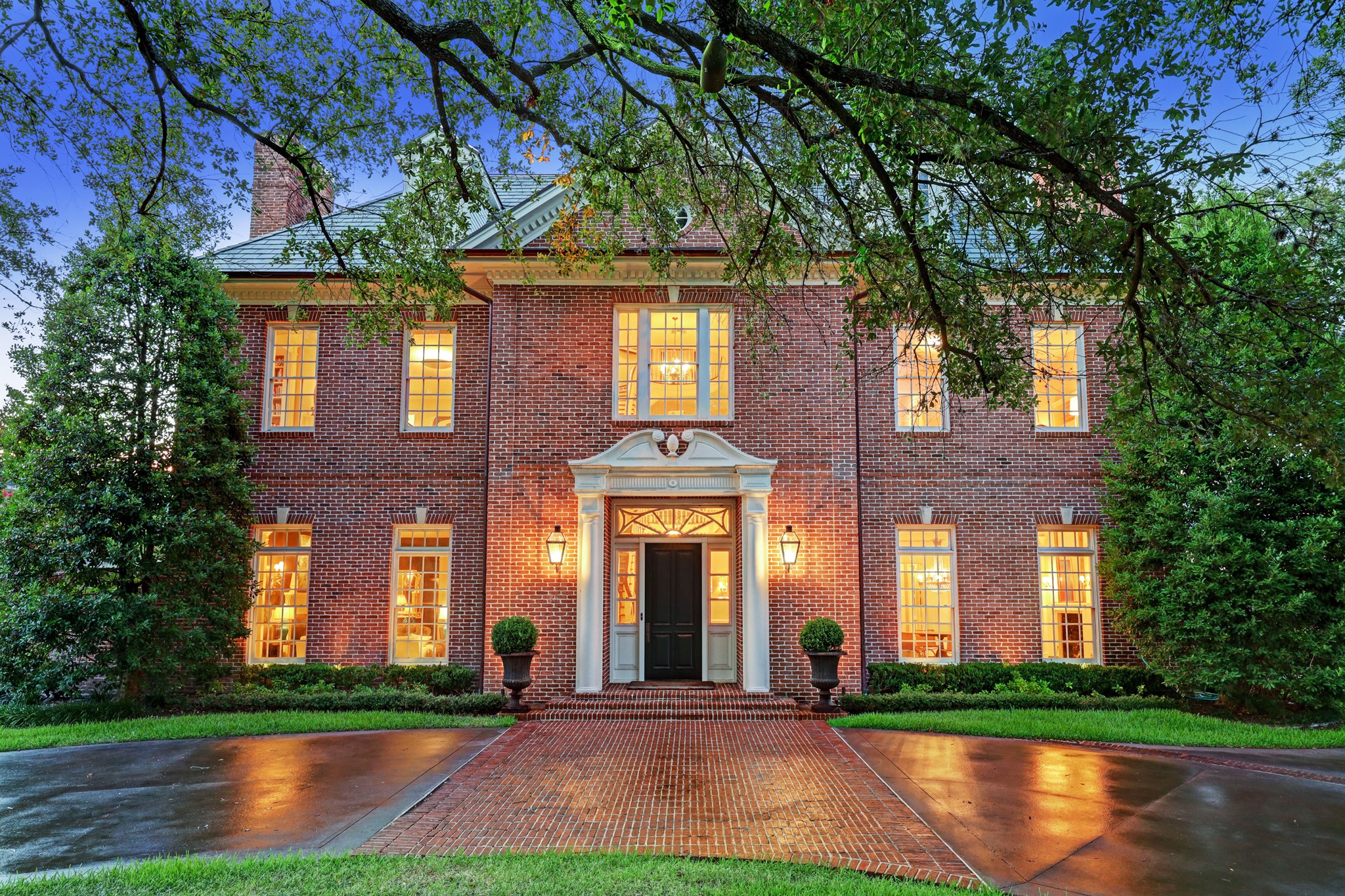 Welcome to 3320 Chevy Chase Drive! Situated in a prime location in River Oaks, this Georgian Colonial home blends symmetrical architectural elements with nuances of a more modern era floor plan and lifestyle. - If you have additional questions regarding 3320 Chevy Chase Drive  in Houston or would like to tour the property with us call 800-660-1022 and reference MLS# 69622228.