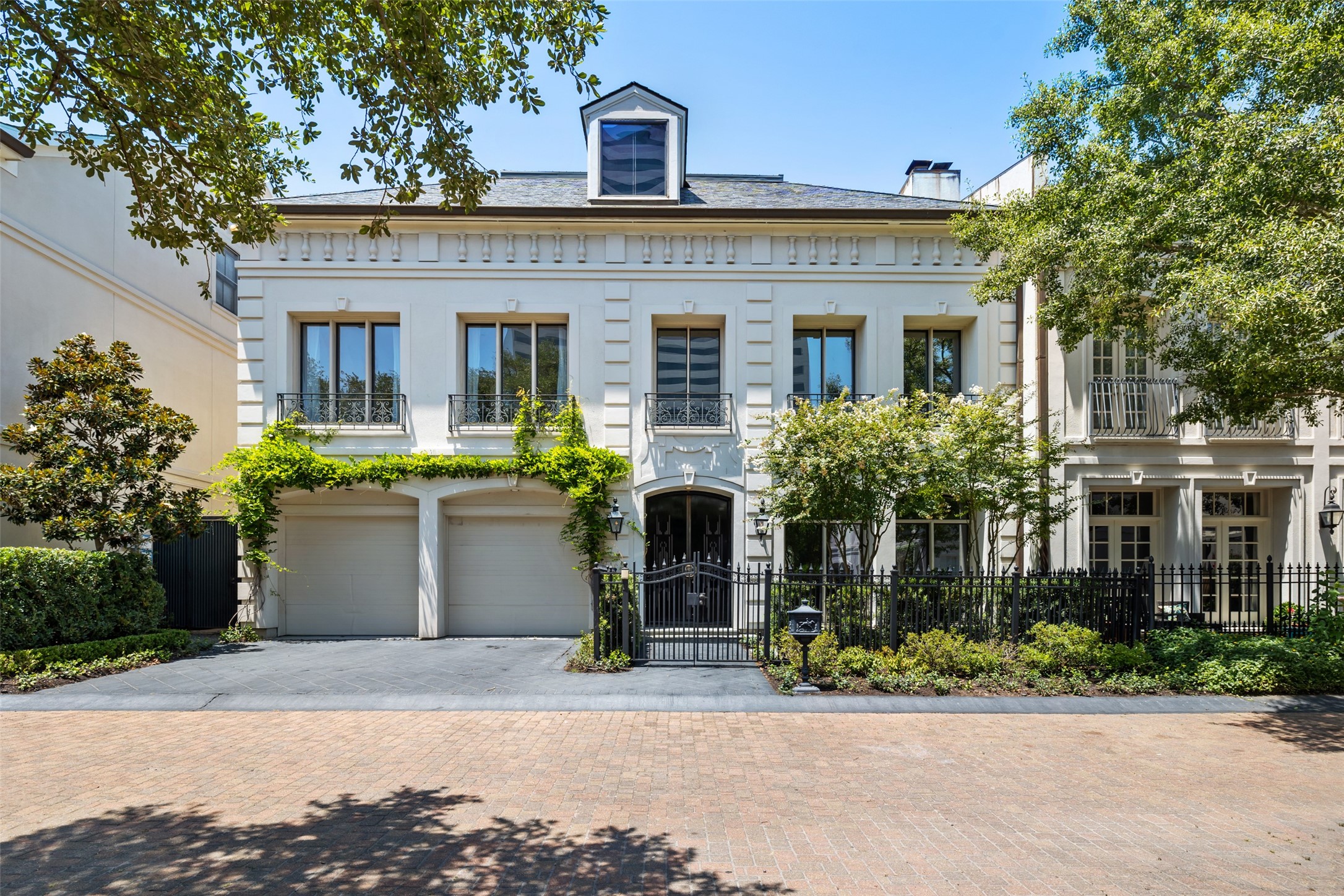Gorgeous English Regency facade with appealing landscape work. - If you have additional questions regarding 10 Eaton Square  in Houston or would like to tour the property with us call 800-660-1022 and reference MLS# 11810619.