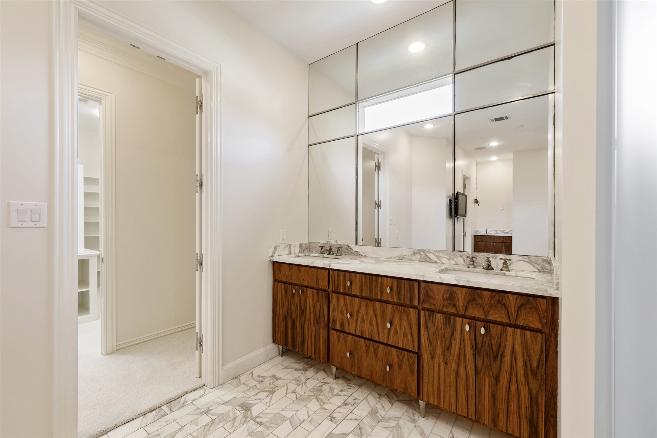 If you have additional questions regarding 10 Eaton Square  in Houston or would like to tour the property with us call 800-660-1022 and reference MLS# 11810619.