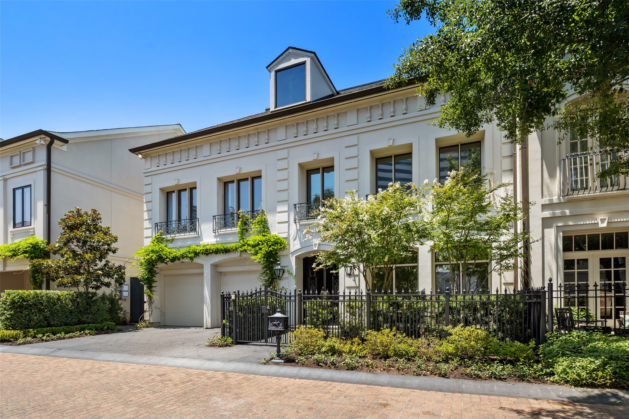 If you have additional questions regarding 10 Eaton Square  in Houston or would like to tour the property with us call 800-660-1022 and reference MLS# 11810619.