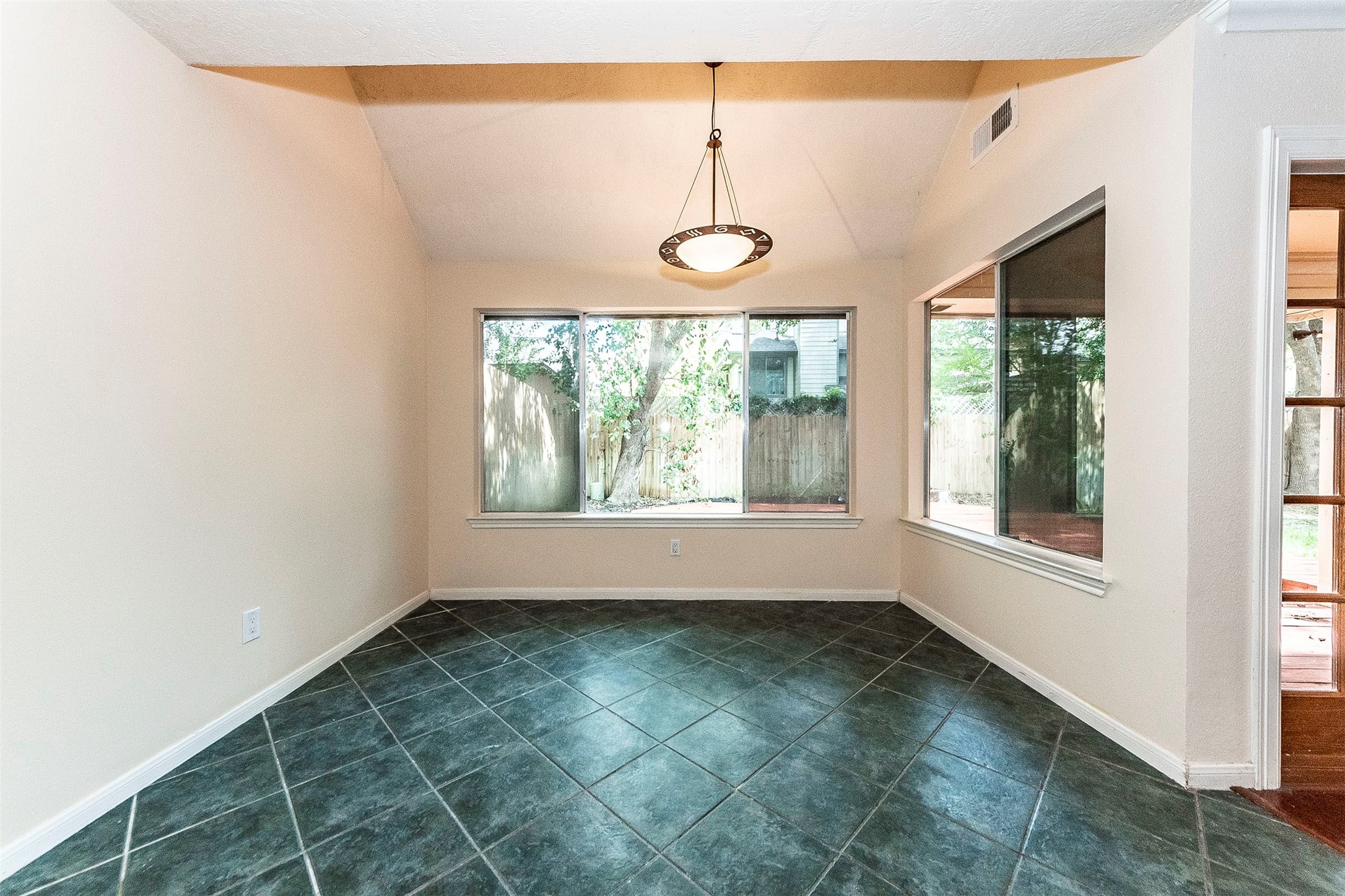 Breakfast area overlooks back patio - If you have additional questions regarding 1607 Beaconshire Road  in Houston or would like to tour the property with us call 800-660-1022 and reference MLS# 64892069.