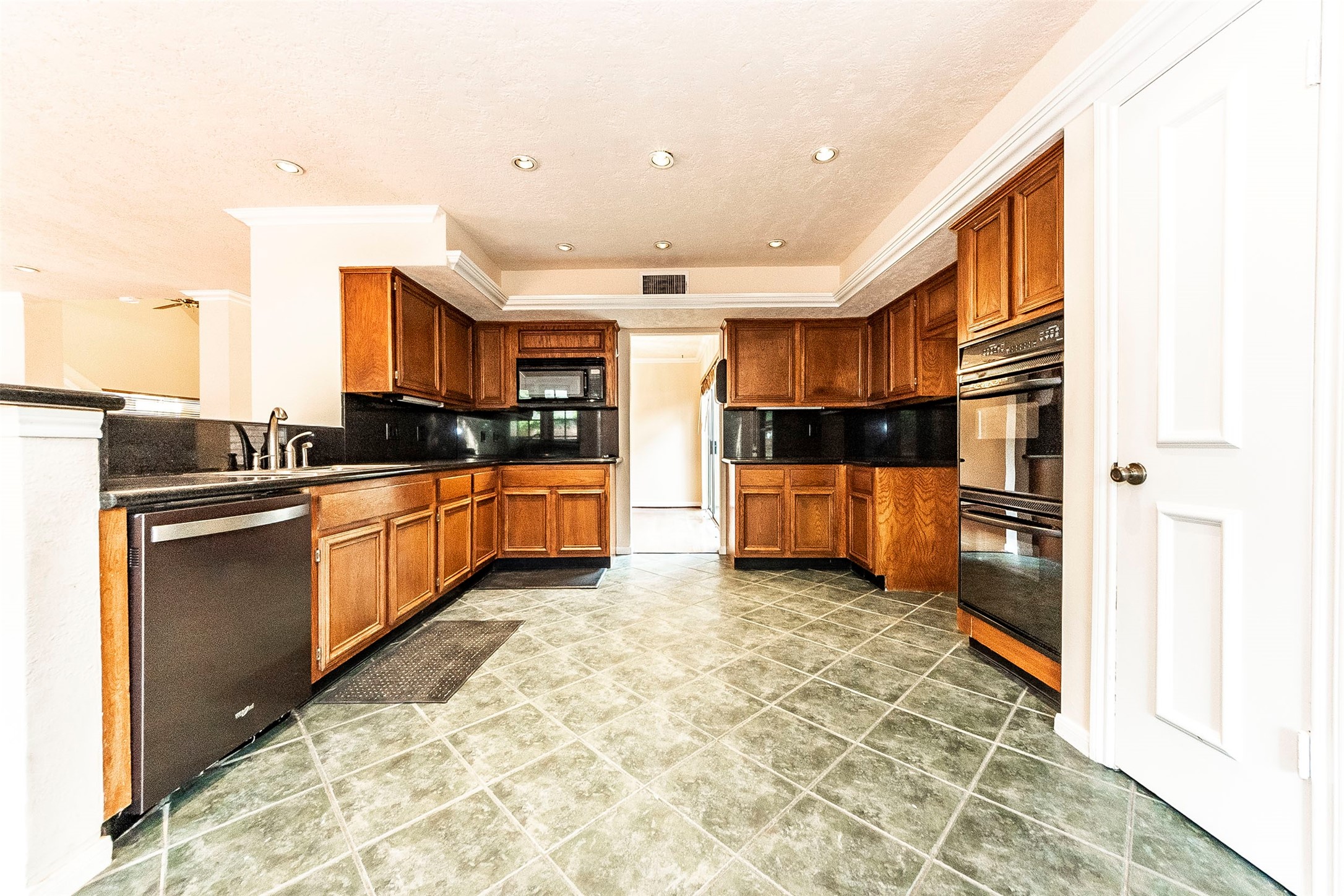 Double ovens - If you have additional questions regarding 1607 Beaconshire Road  in Houston or would like to tour the property with us call 800-660-1022 and reference MLS# 64892069.